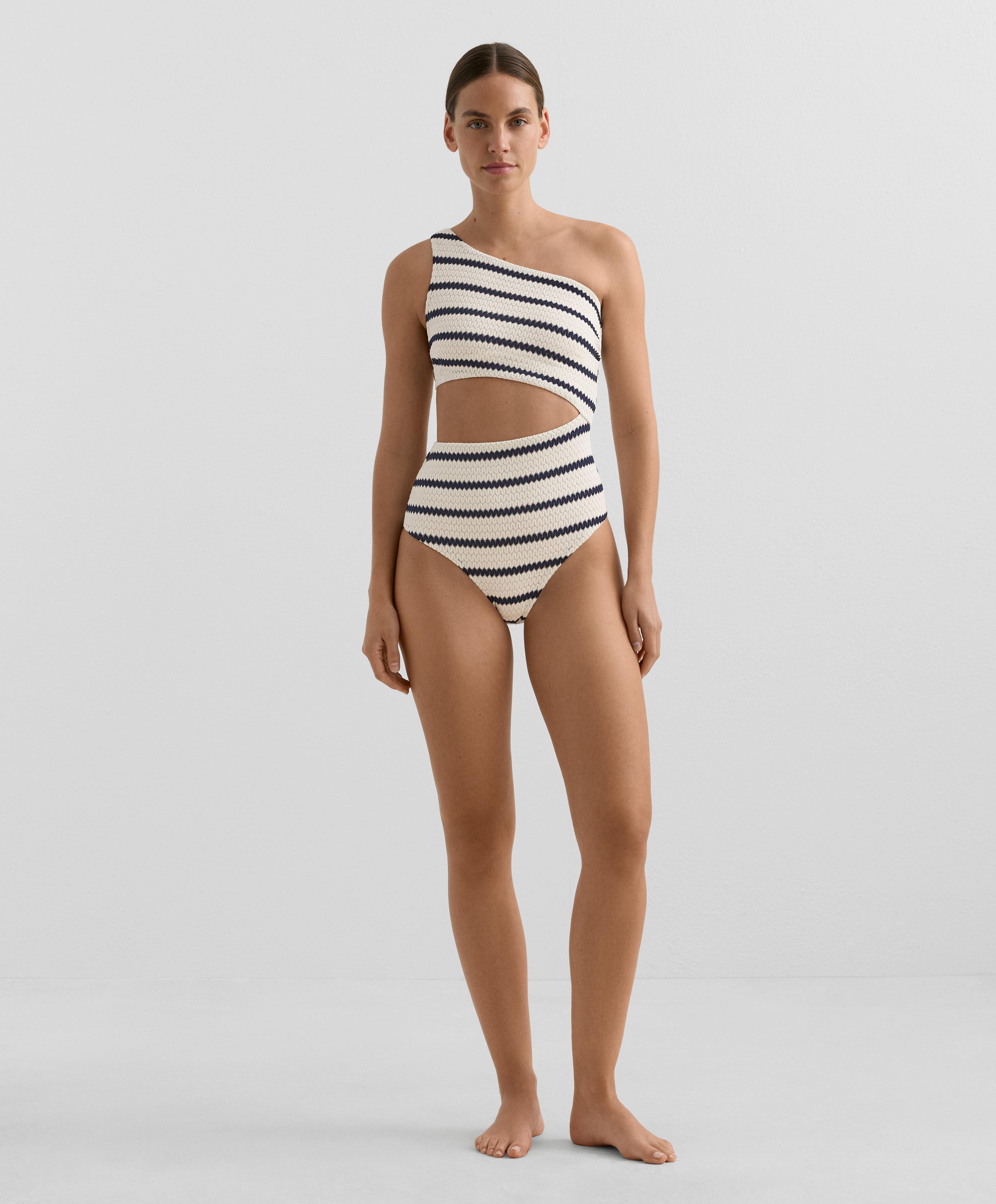 Asymmetrischer Trikini mit Häkelstreifen Asymmetrischer Trikini mit Häkelstreifen