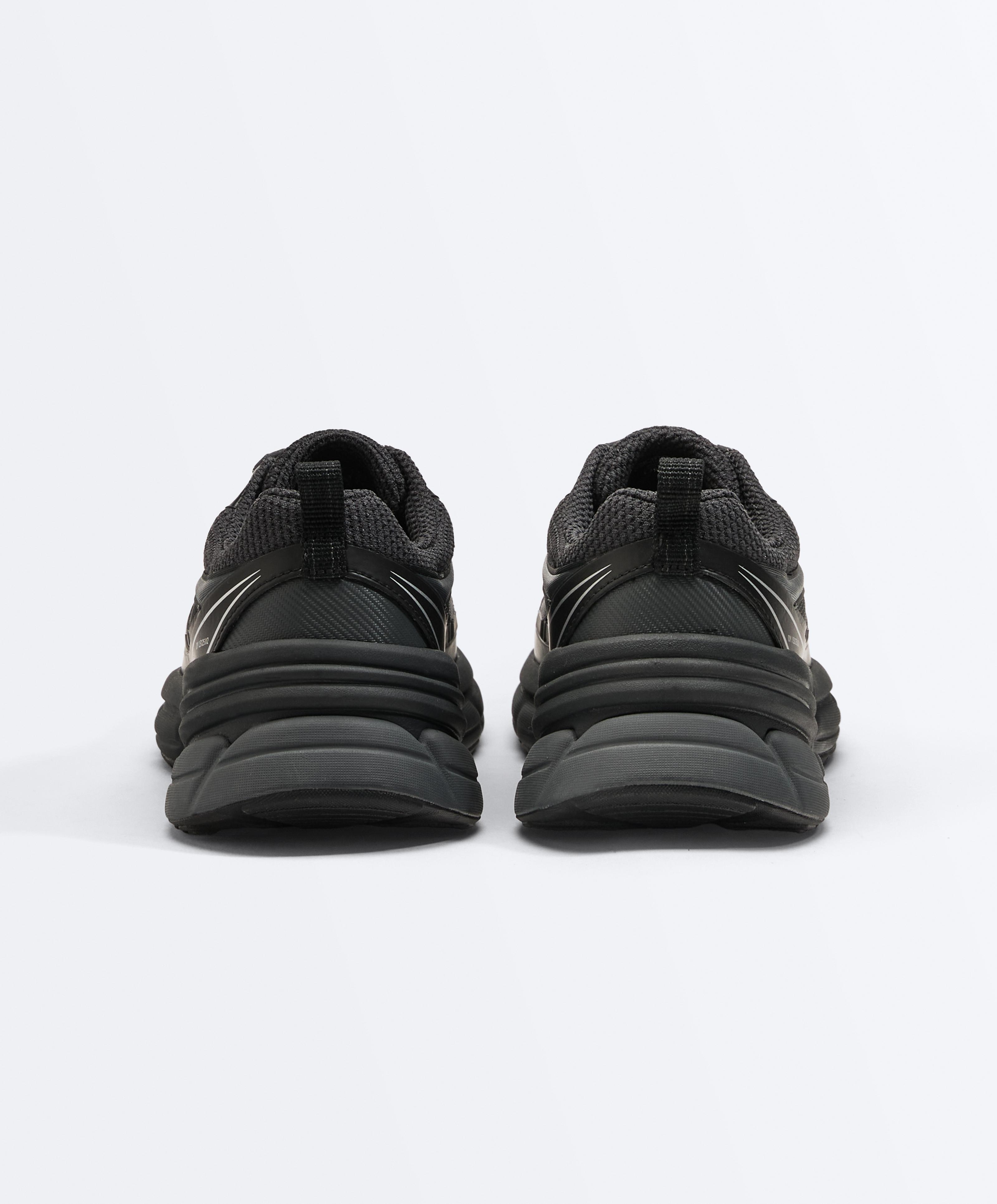 Running-style trainers — BLACK