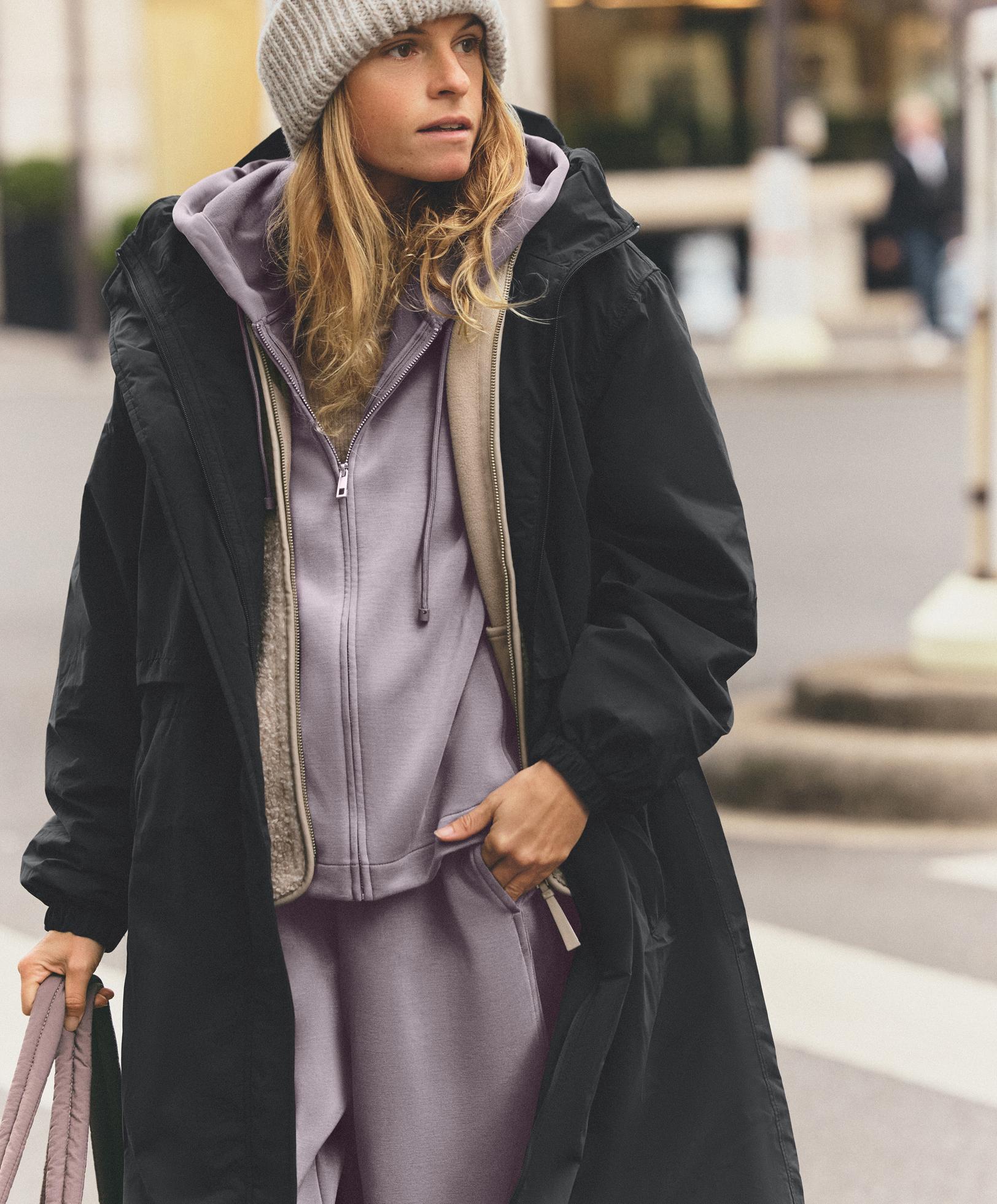 جاكيت بغطاء رأس وتفاصيل مضلعة من المودال الممشط