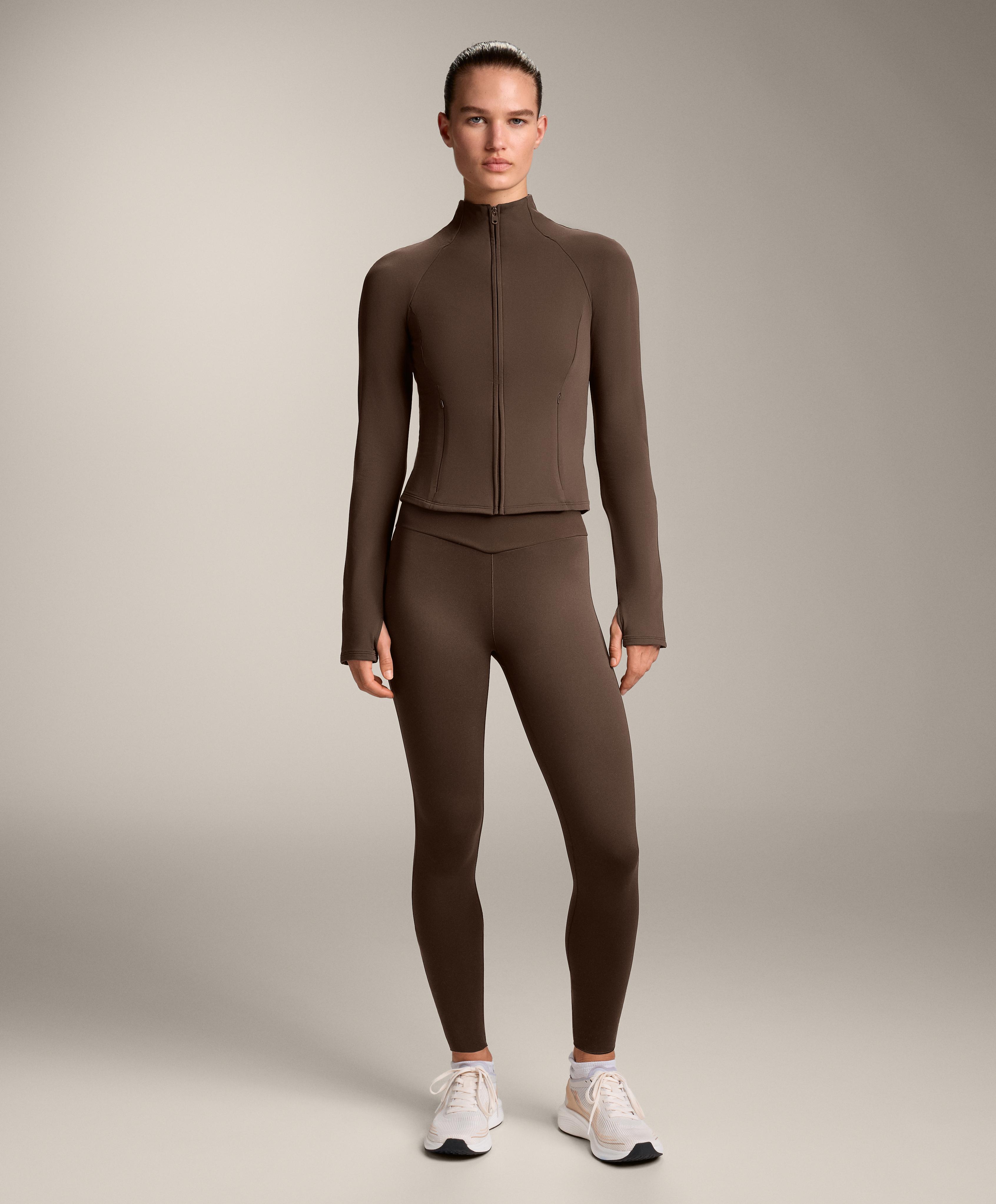 Dark reddish brown light warm Running total look with perfect adapt