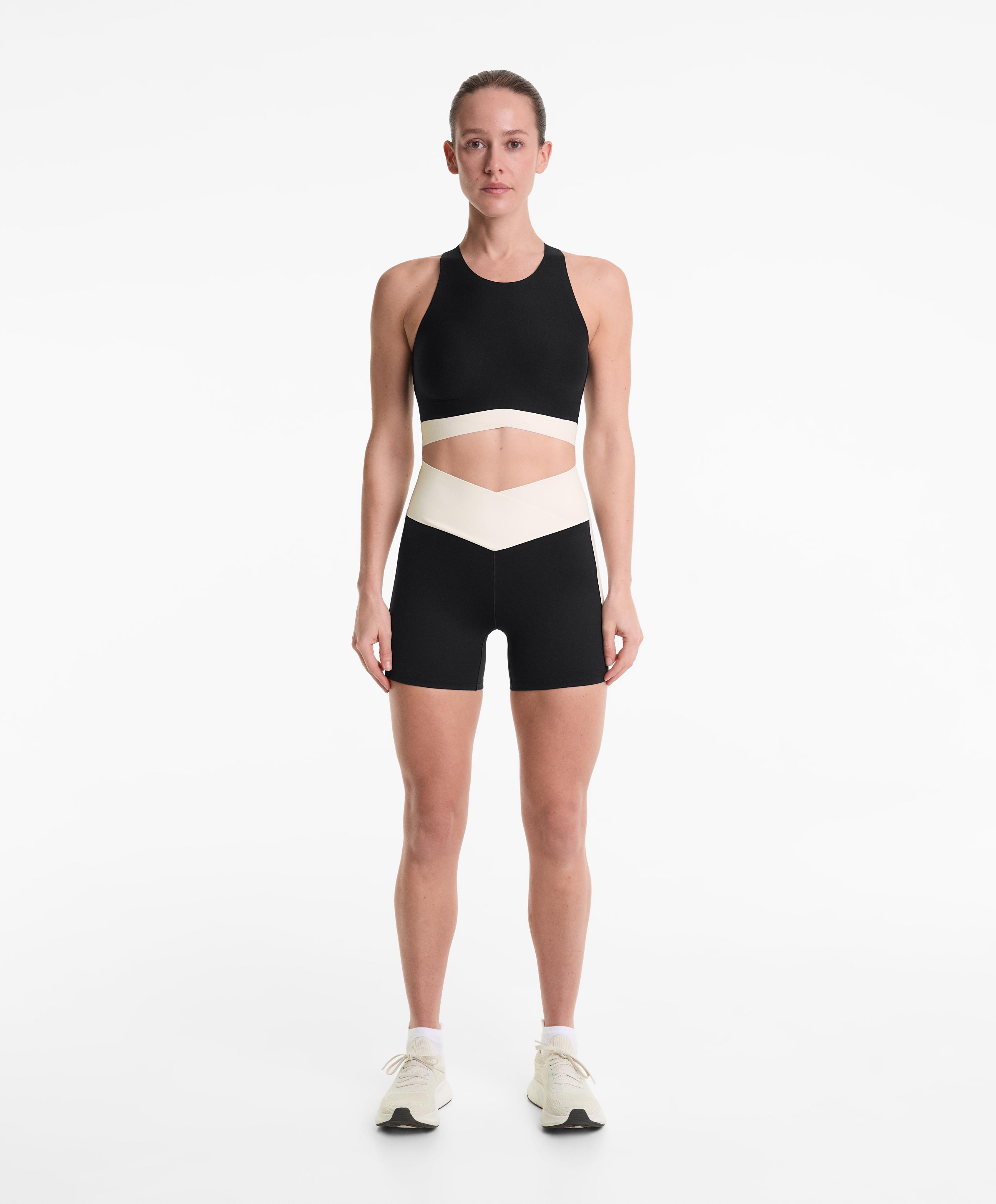 Total look perfect adapt hot pants V-cut