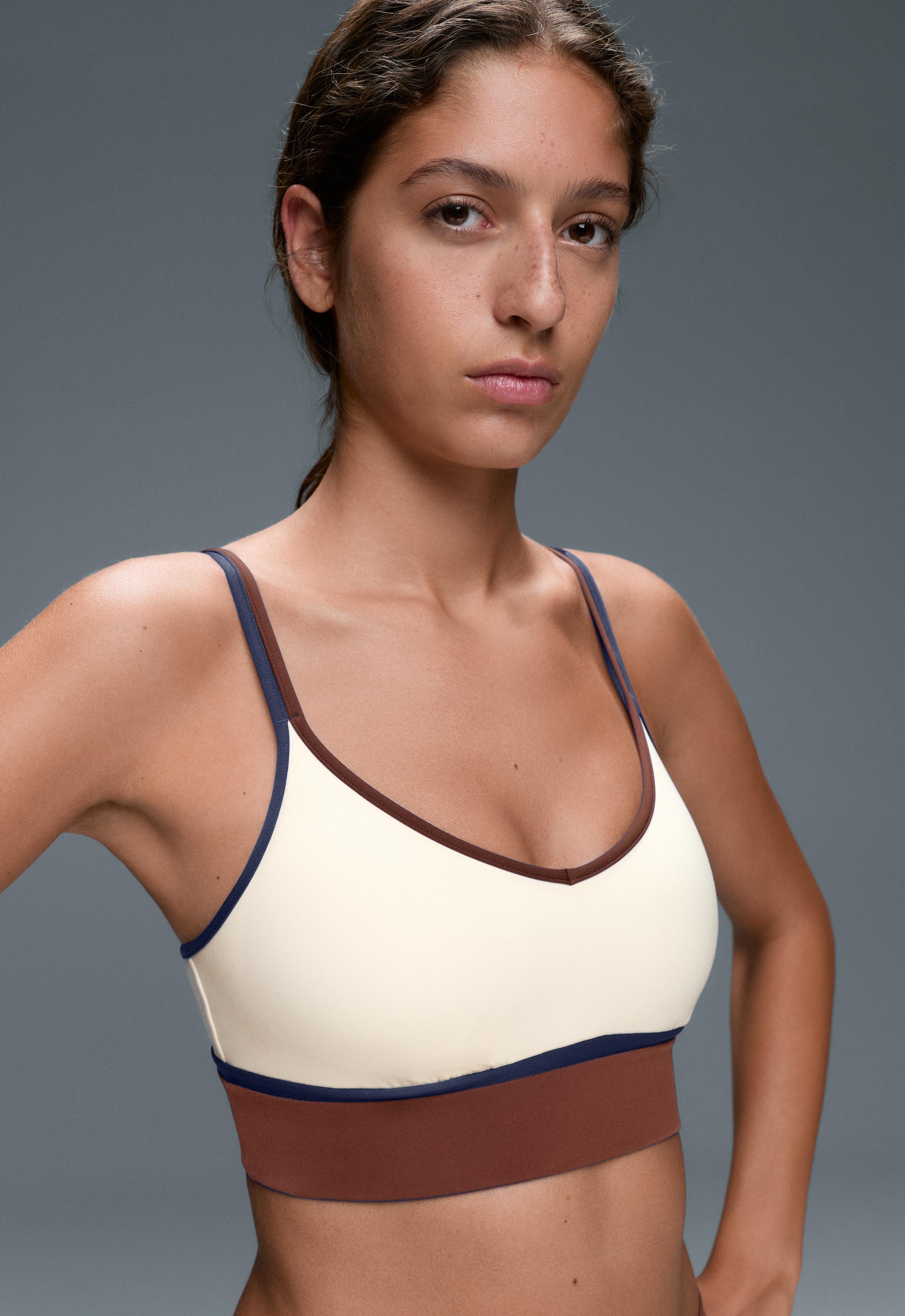 Contrast colour block medium-support Comfortlux sports bra — PALE ECRU
