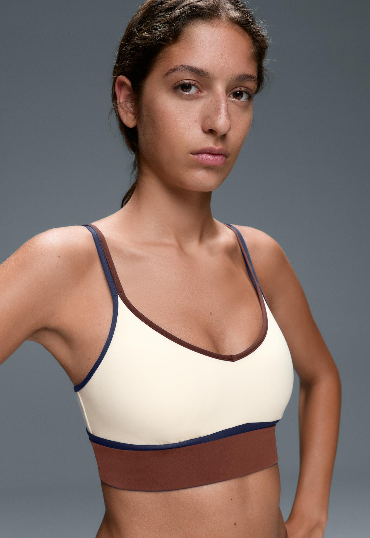 Contrast colour block medium-support Comfortlux sports bra — PALE ECRU