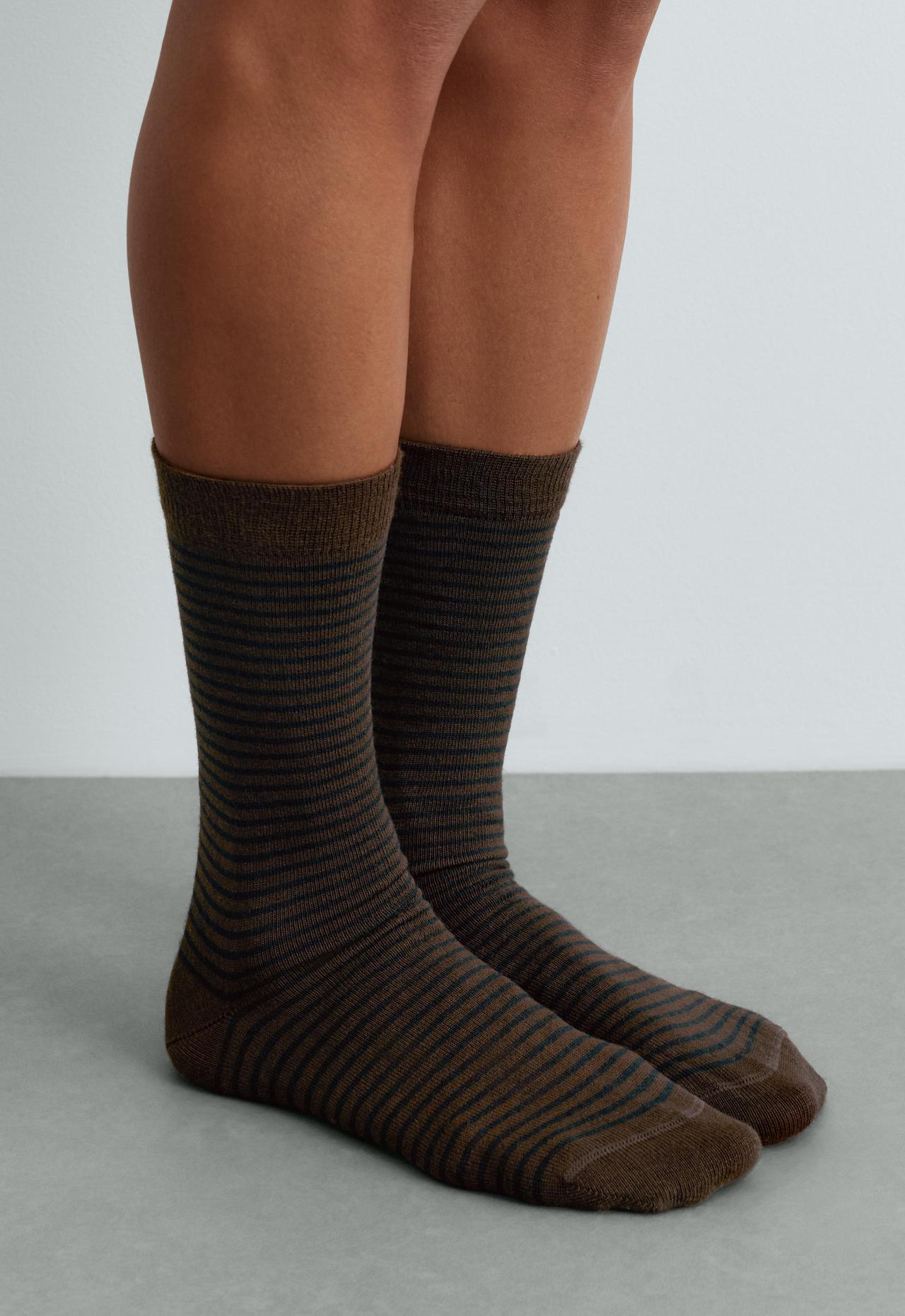 Classic sock in 58% modal and 13% cashmere, striped — CHOCOLATE      