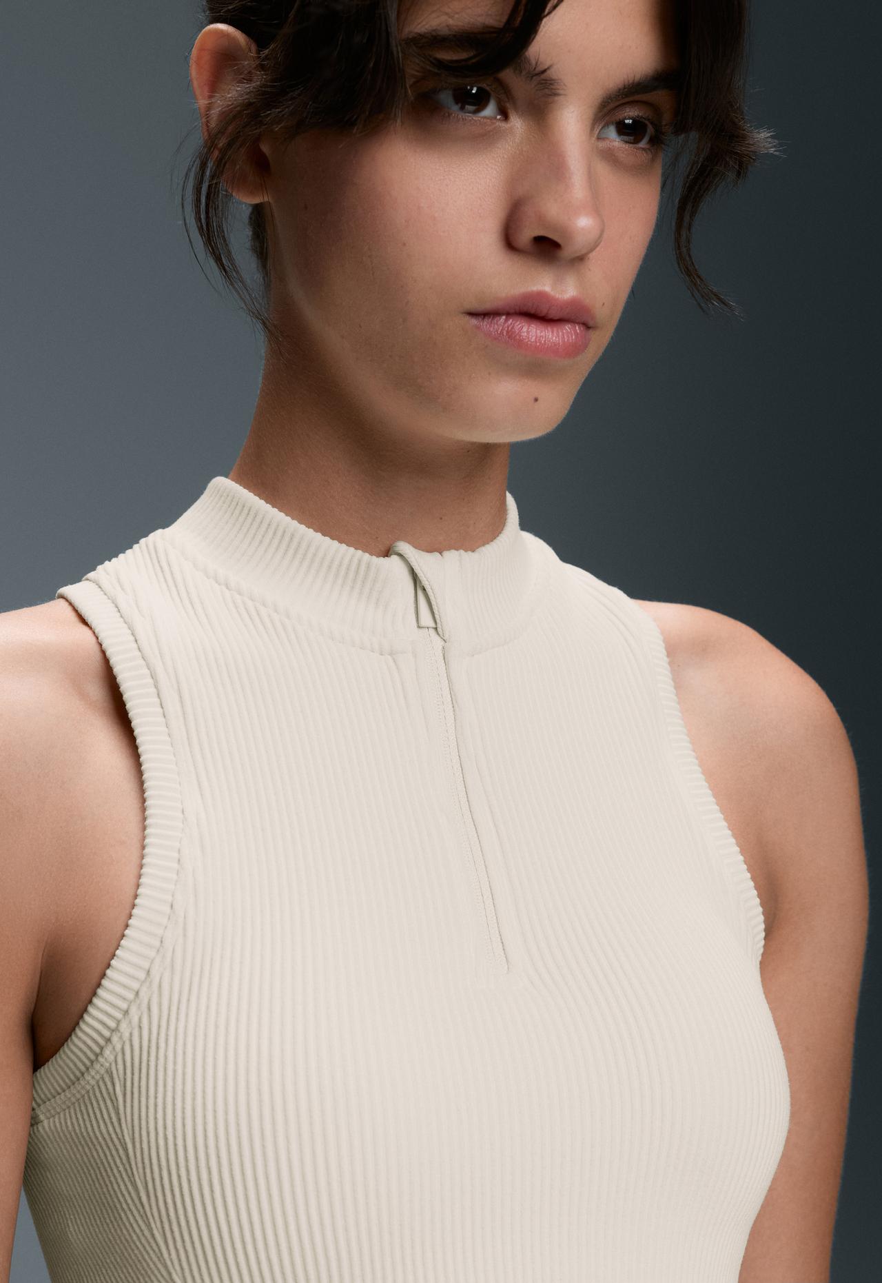 Sleeve-free seamless rib half-zip tank top — PALE ECRU