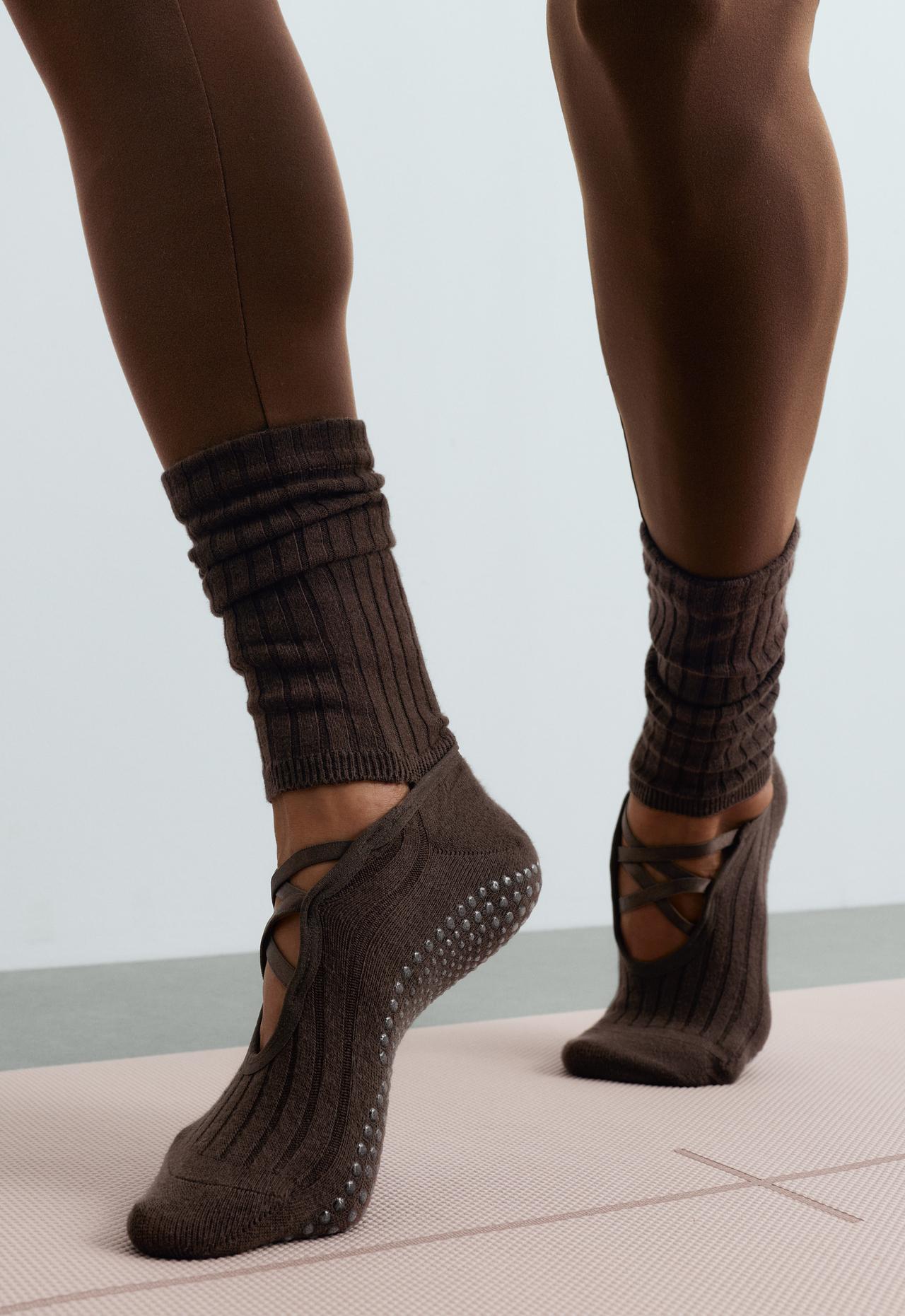 Long padded Classic yoga and Pilates sock, cotton blend with double straps — CHOCOLATE