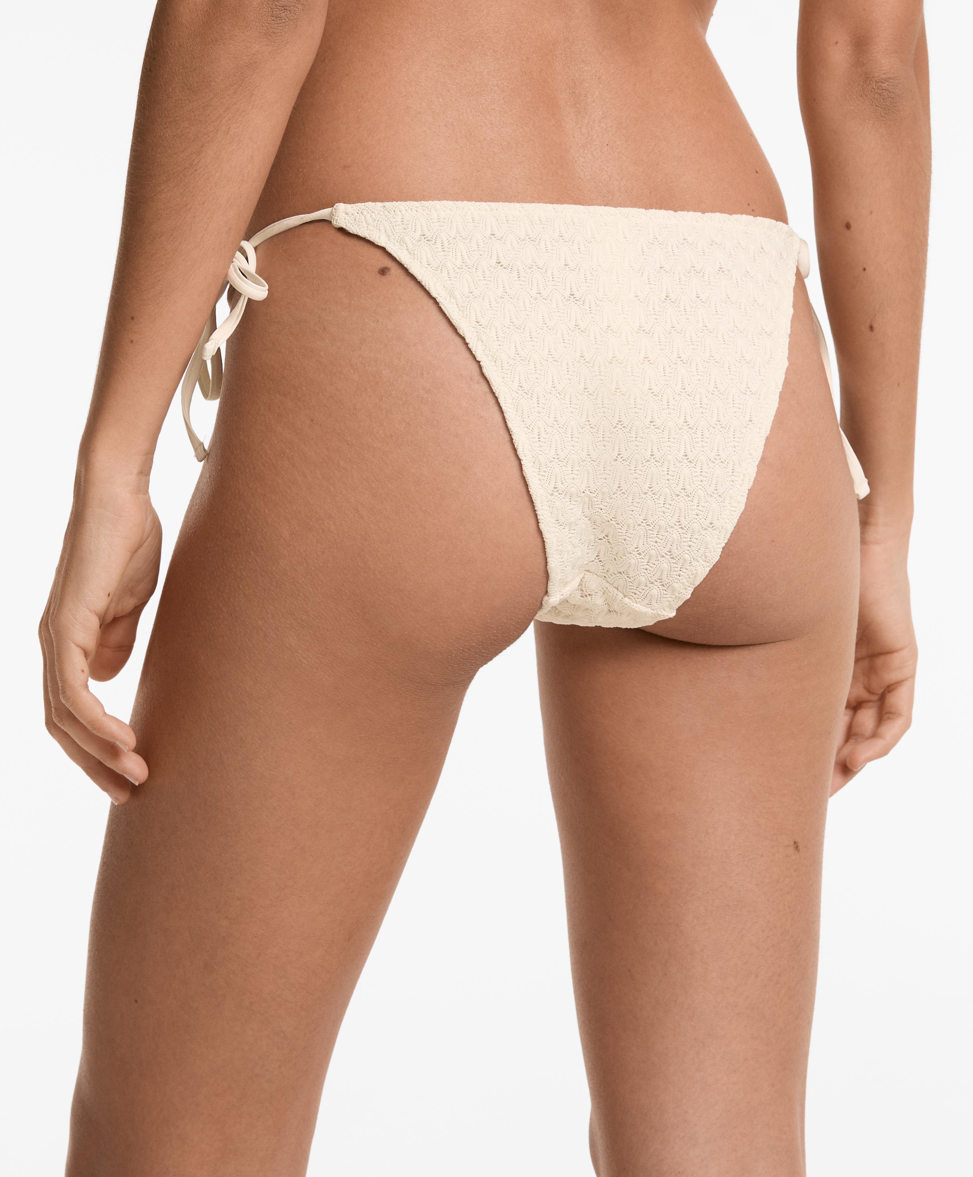 Bikinislip mit mittlerer Bedeckung, Bändern, Häkelmuster und Blättern - Sale Bikinislip mit mittlerer Bedeckung, Bändern, Häkelmuster und Blättern - Sale