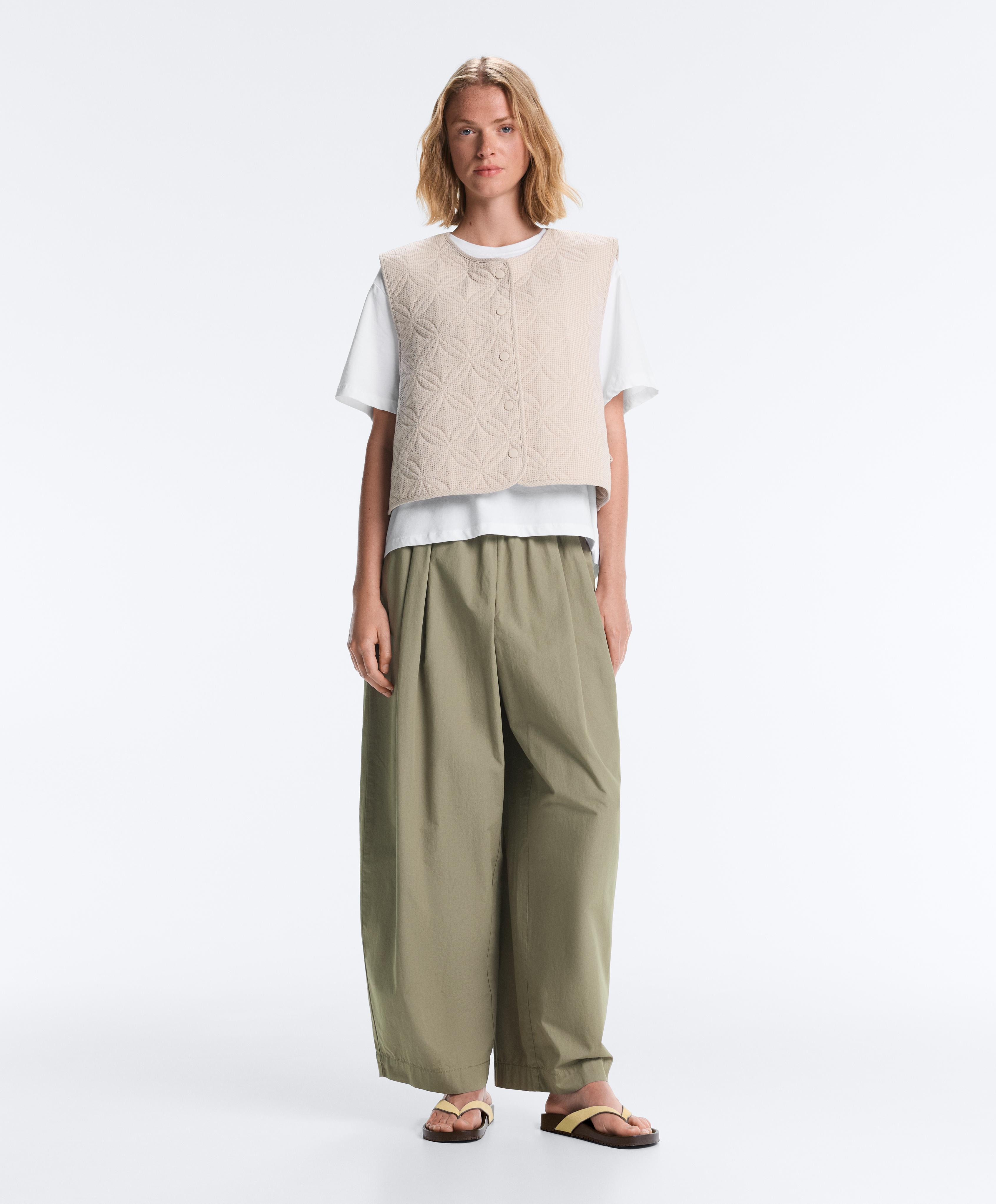 Dünne Steppweste mit Vichy-Blumenmuster