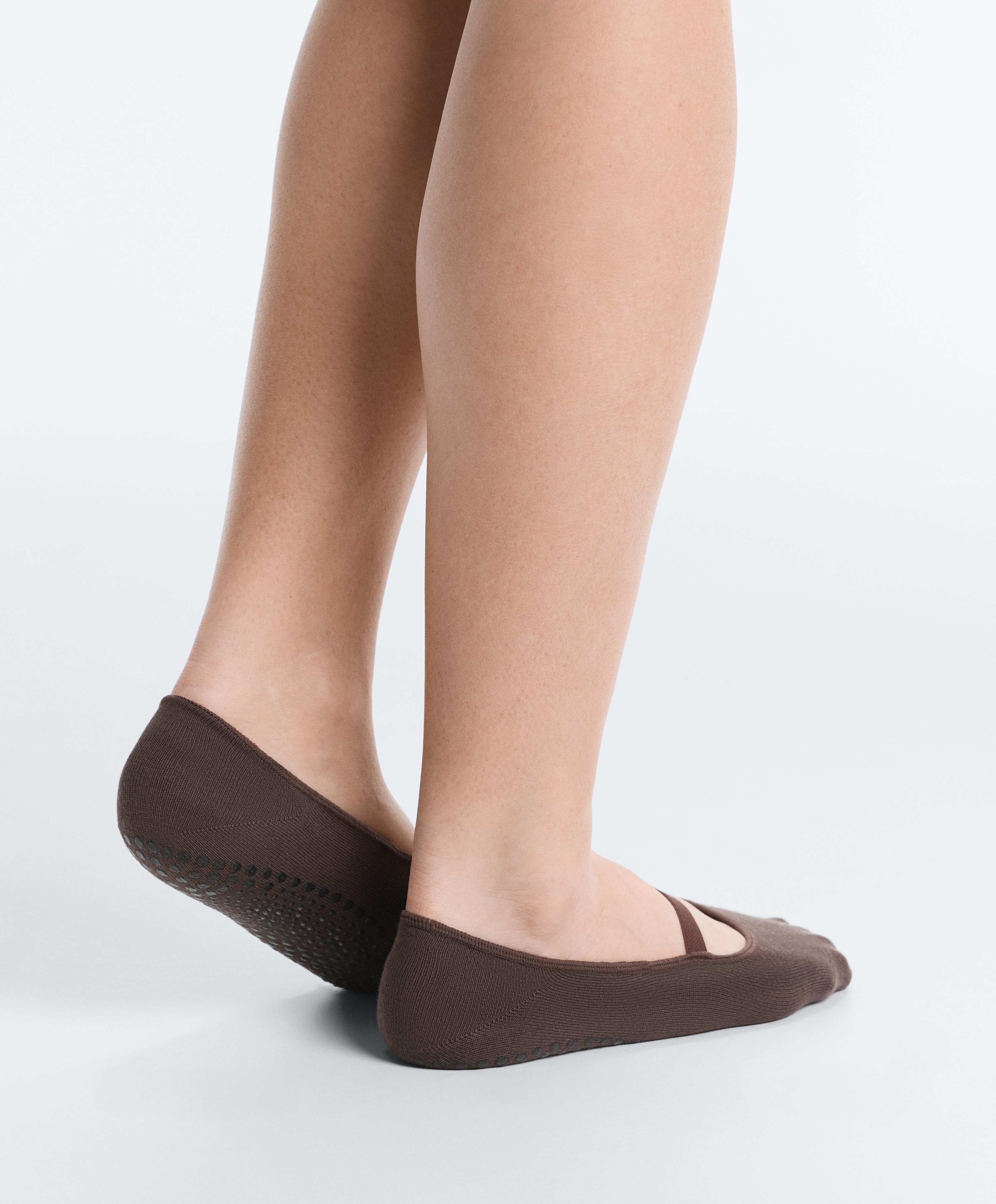 2 pairs of invisible cotton blend yoga and Pilates socks with crossover strap — CHOCOLATE      