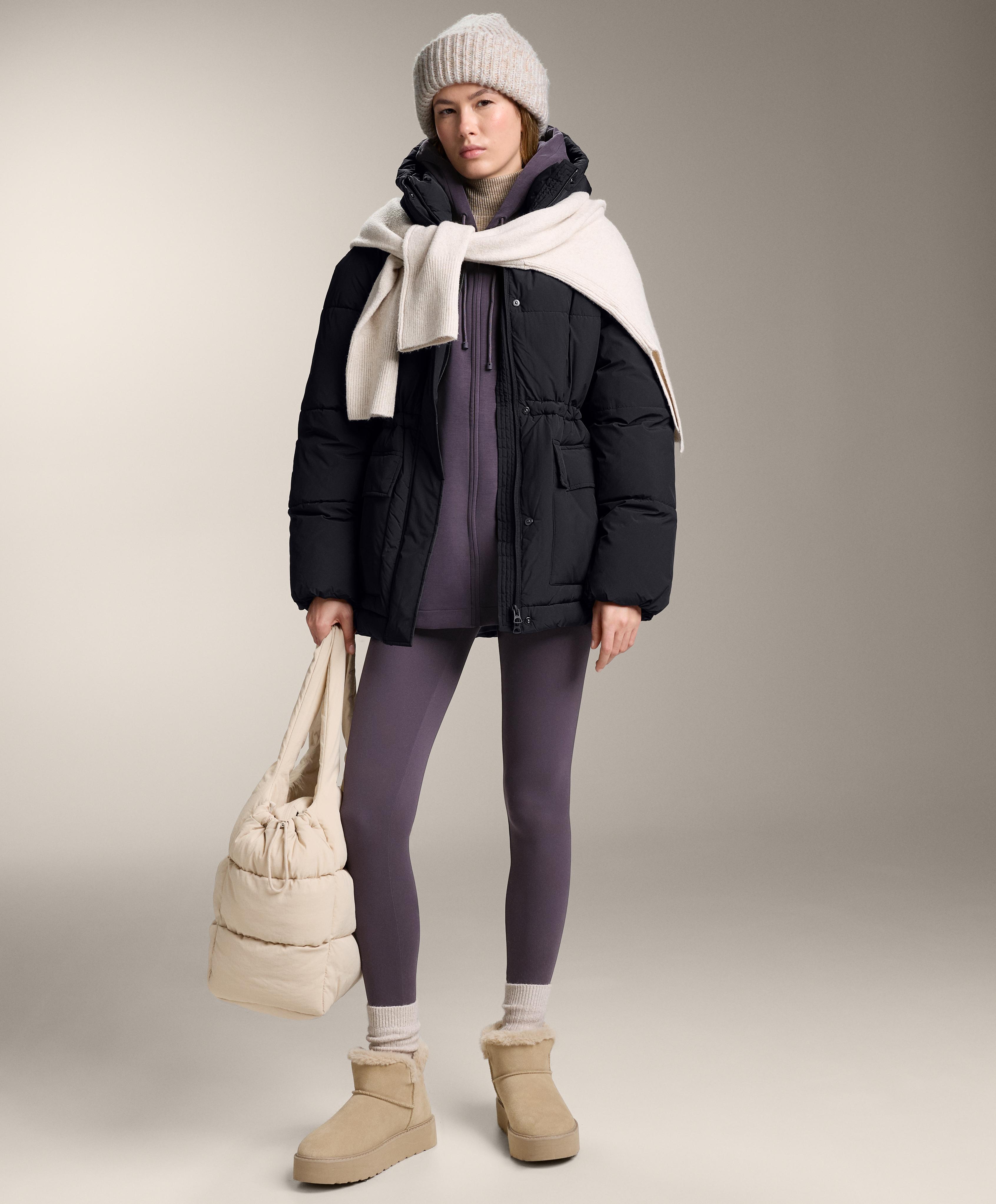 Lange Jacke mit Kapuze und gerippten Details aus gebürstetem Modal Lange Jacke mit Kapuze und gerippten Details aus gebürstetem Modal