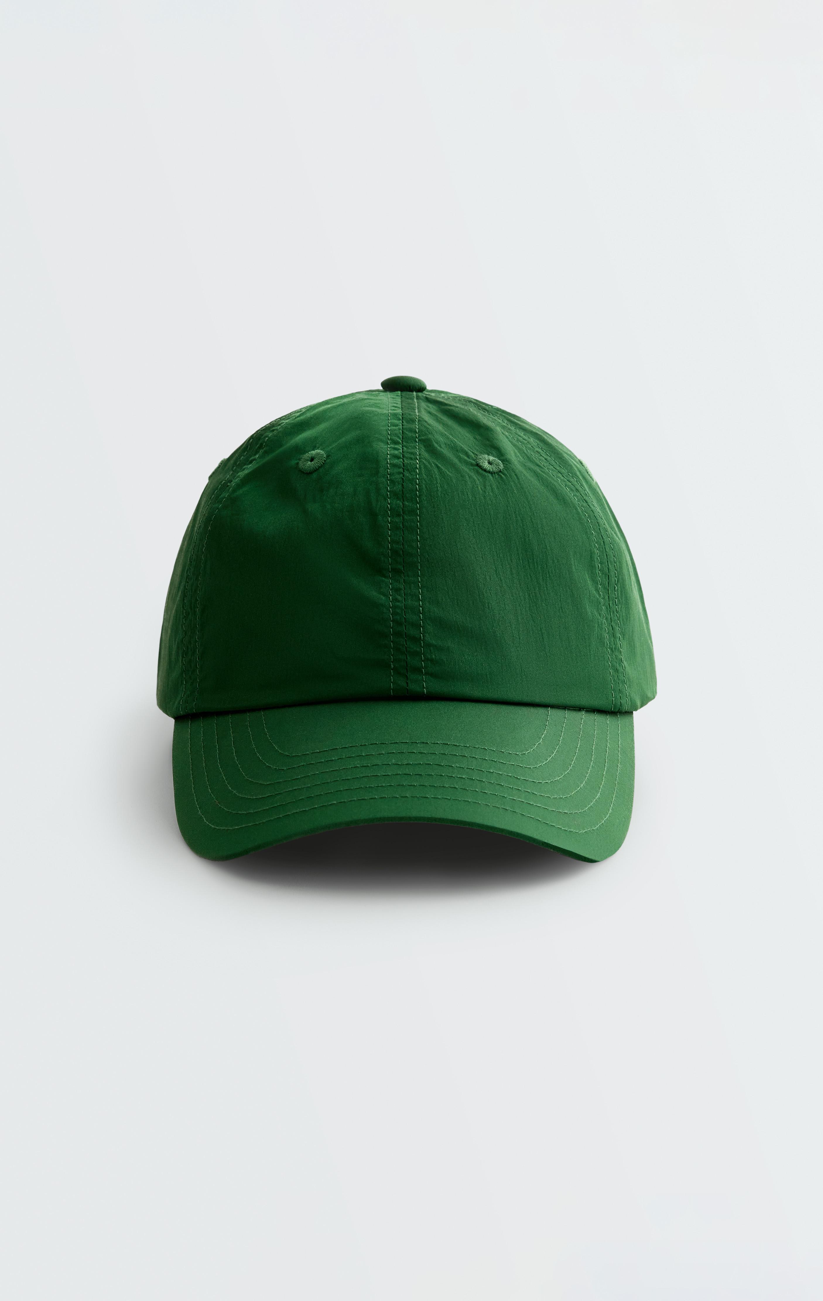 Lightweight sports cap