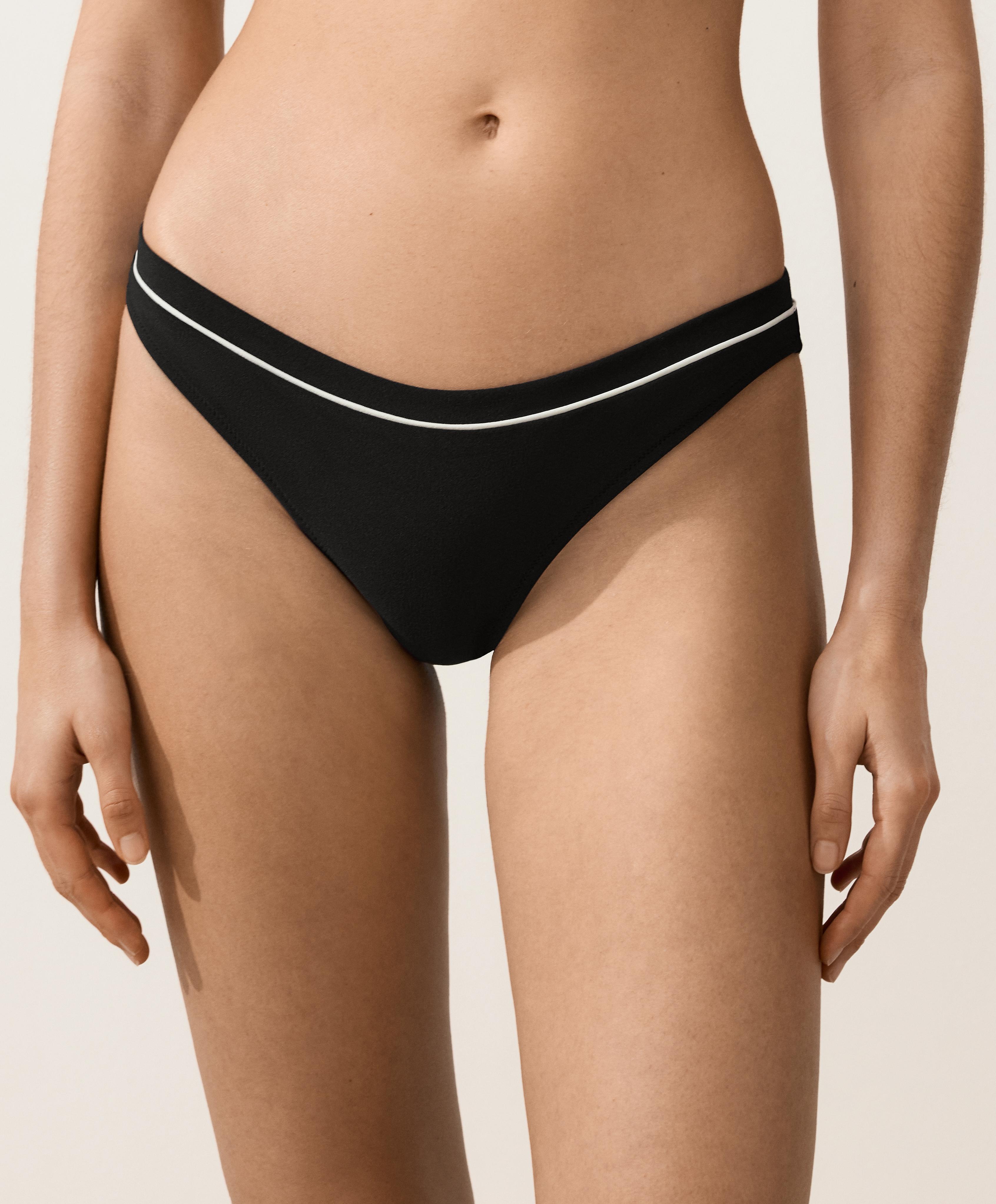 Bas de bikini classique avec piping contrastant Bas de bikini classique avec piping contrastant