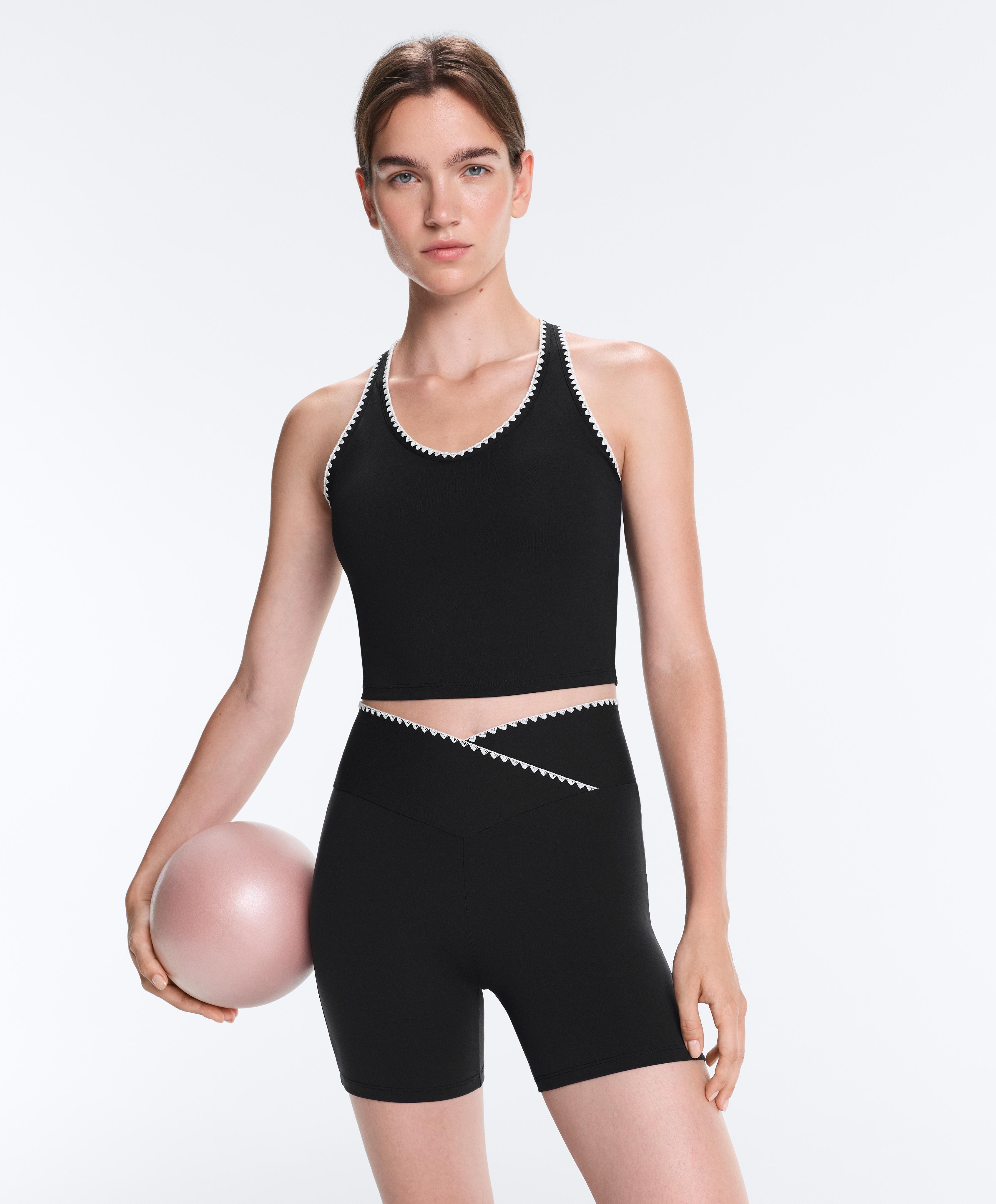 Comfortlux V-waist 10cm hot pants with contrast stitching — BLACK
