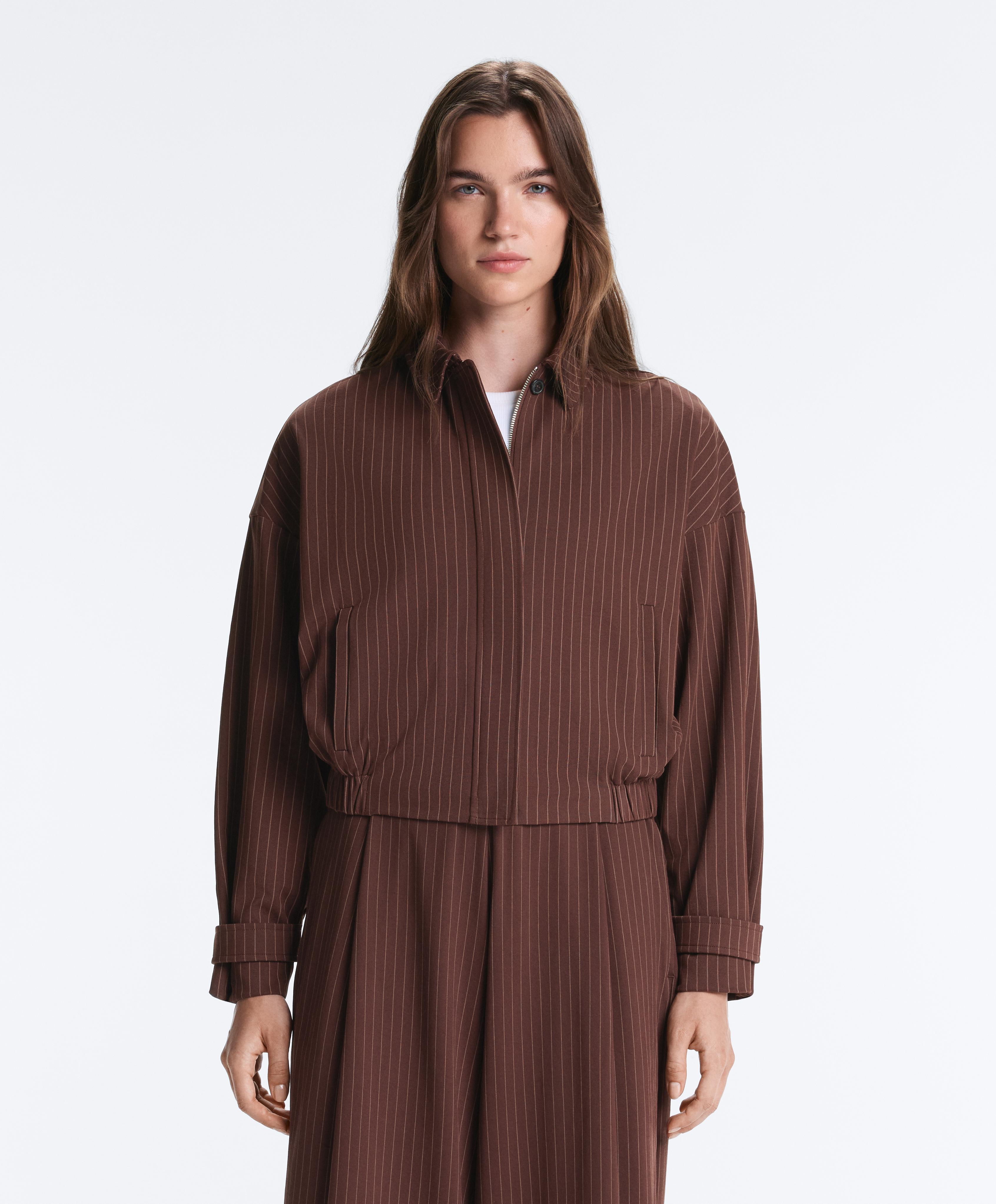 Piqué-Jacke mit Polokragen und Nadelstreifen