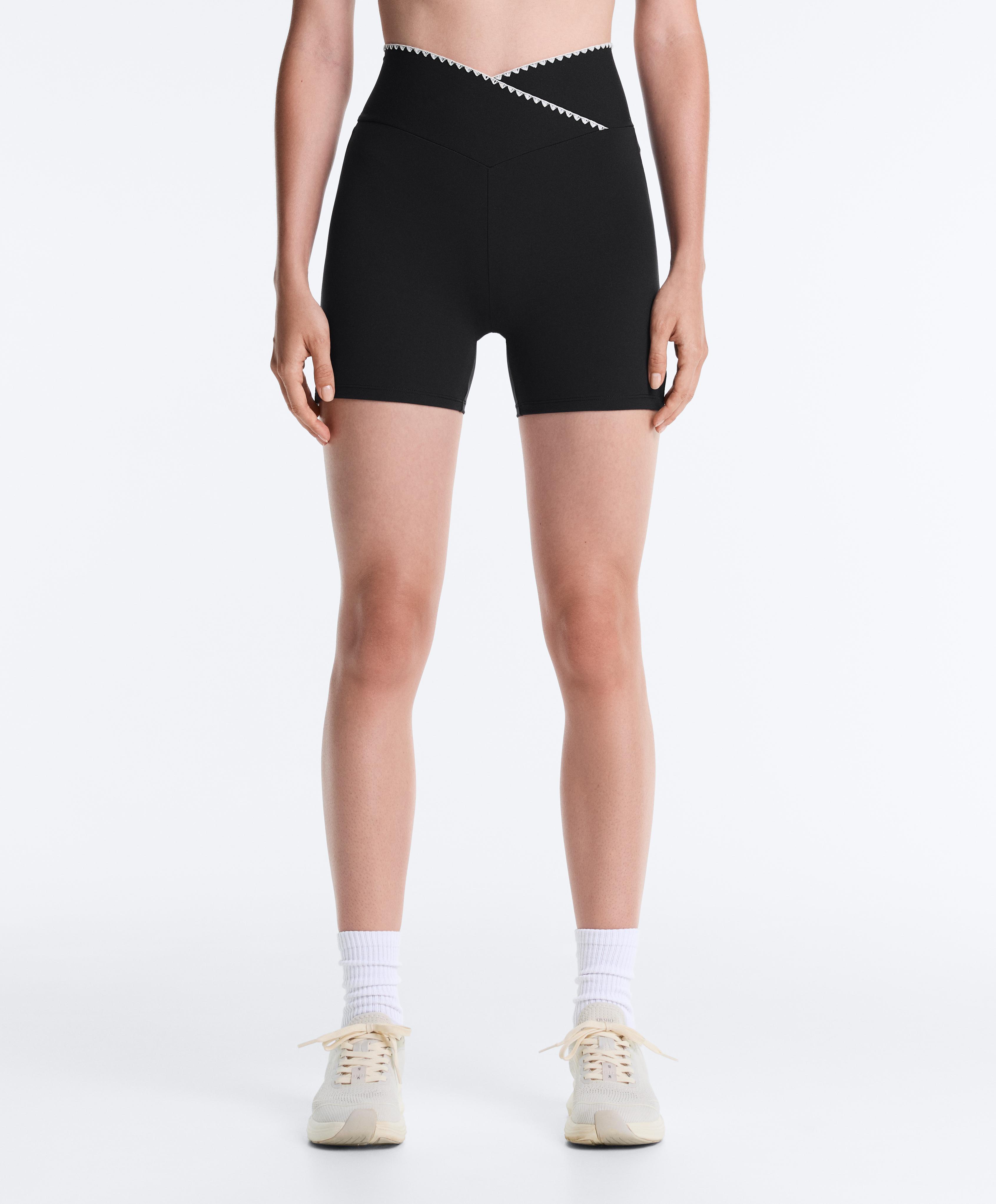 Comfortlux V-waist 10cm hot pants with contrast stitching — BLACK
