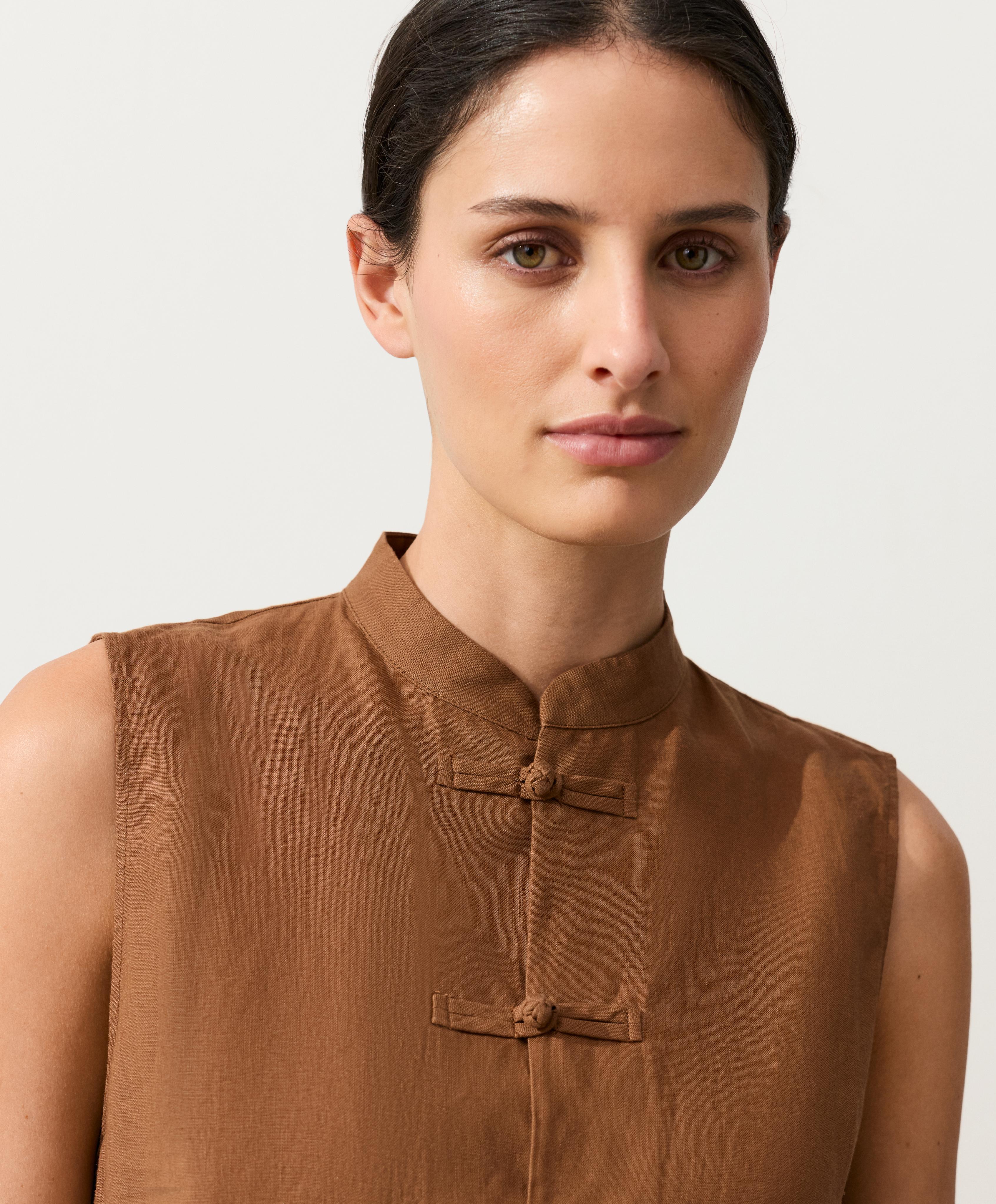 100% linen sleeveless stand-up collar shirt — TOFFEE