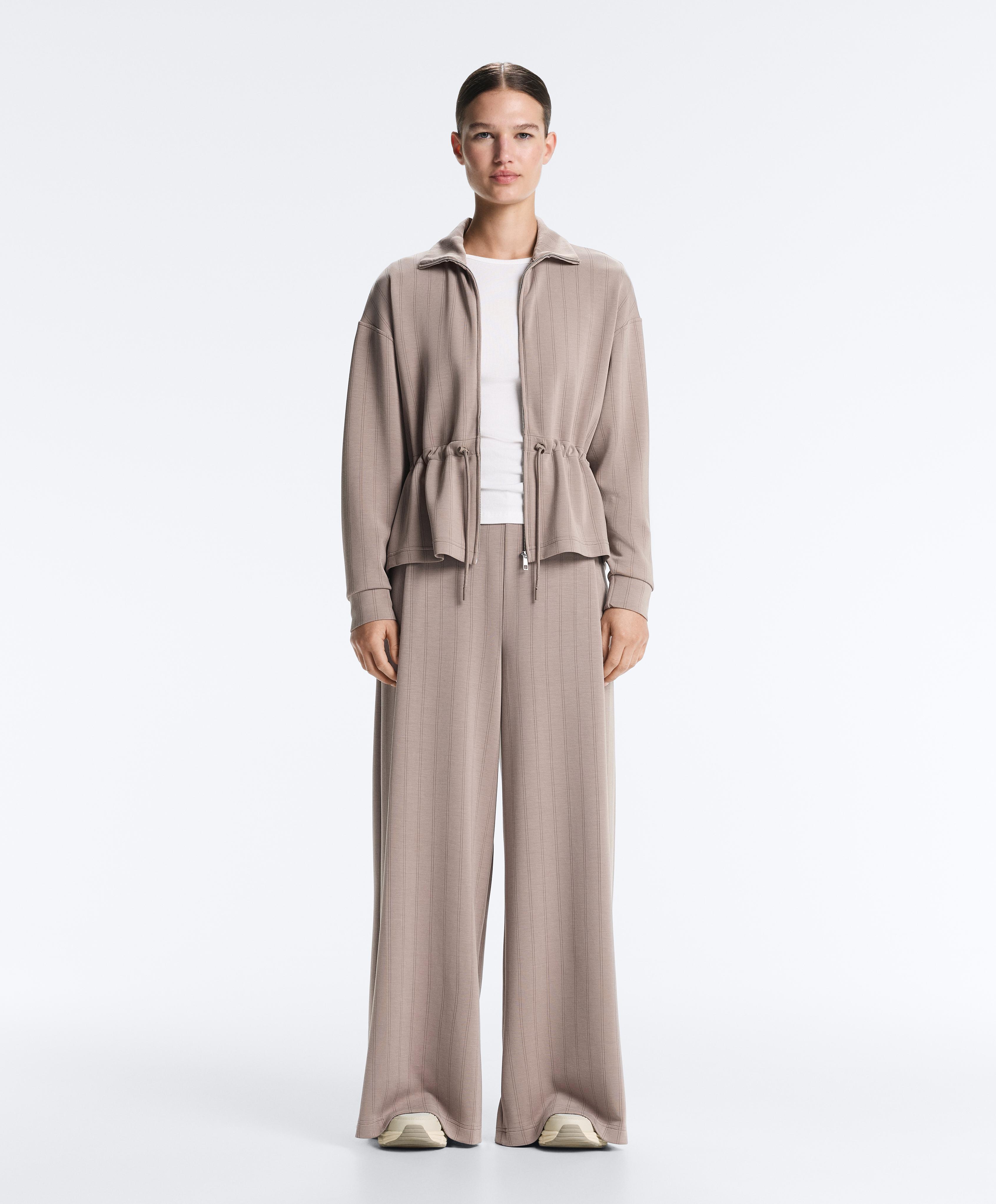 Total look ancho rayas con modal tacto suave topo claro