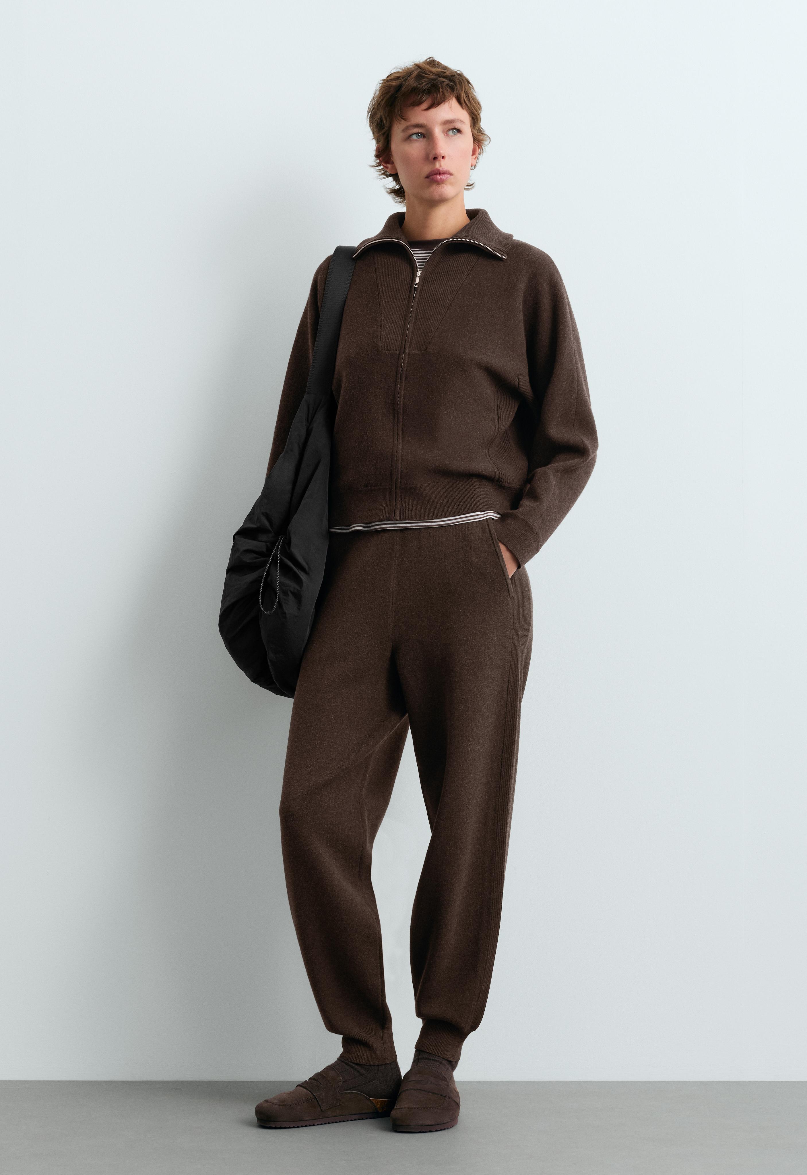 Total look jogger punto rib marrón