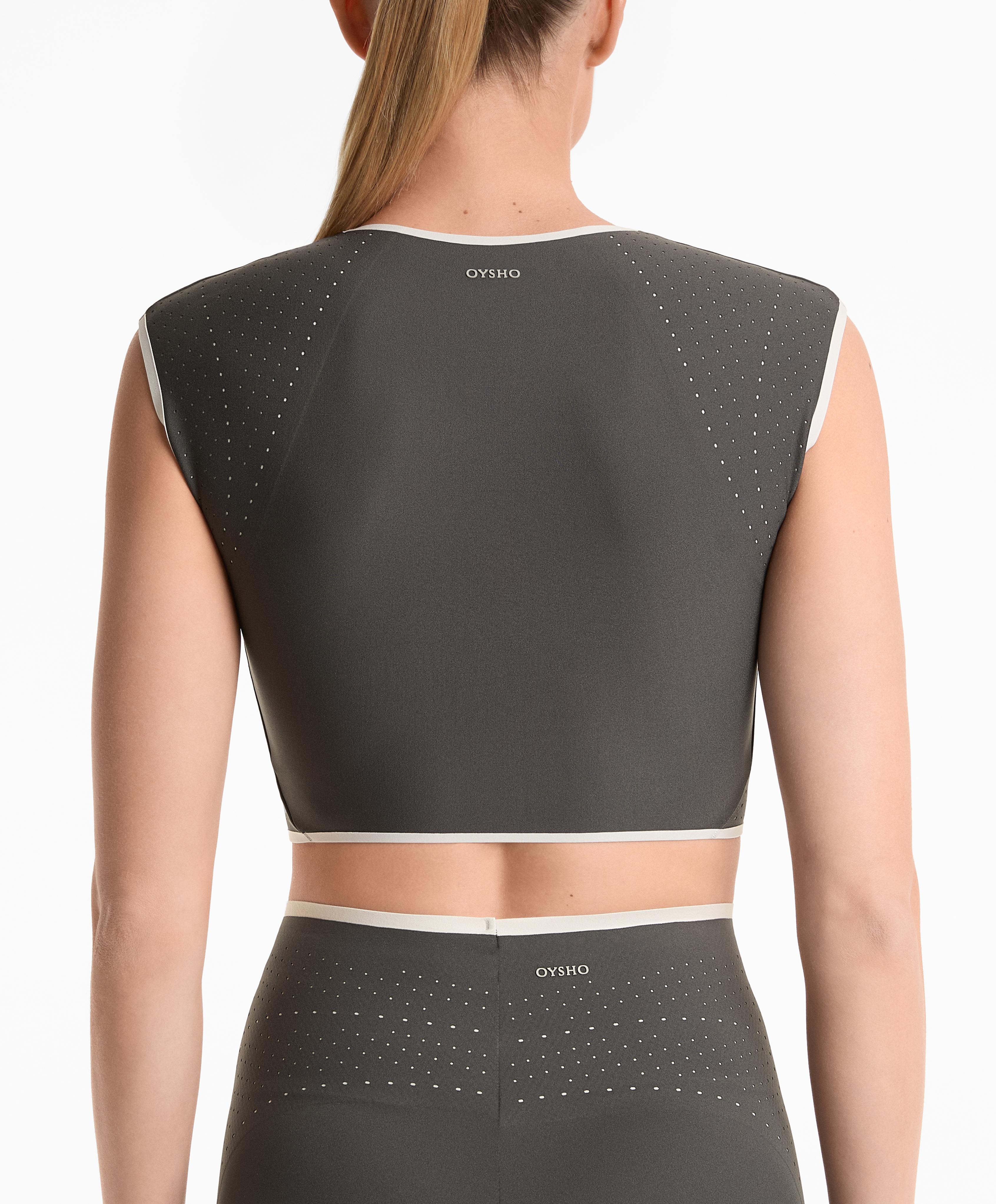 Perfect-adapt perforated tank top with cups