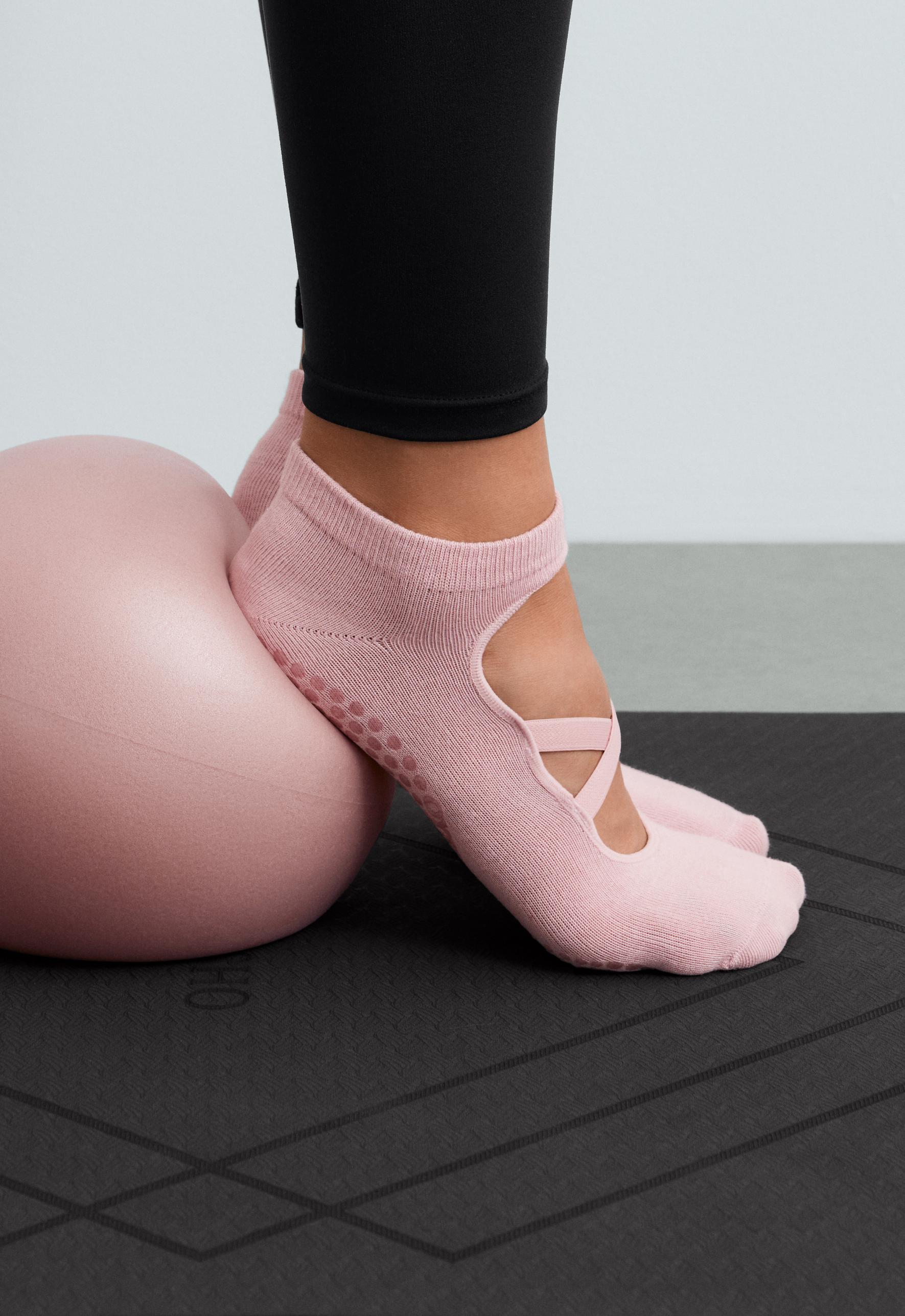 2 pairs of cotton blend yoga and Pilates sneaker socks with crossover straps — PALE PINK