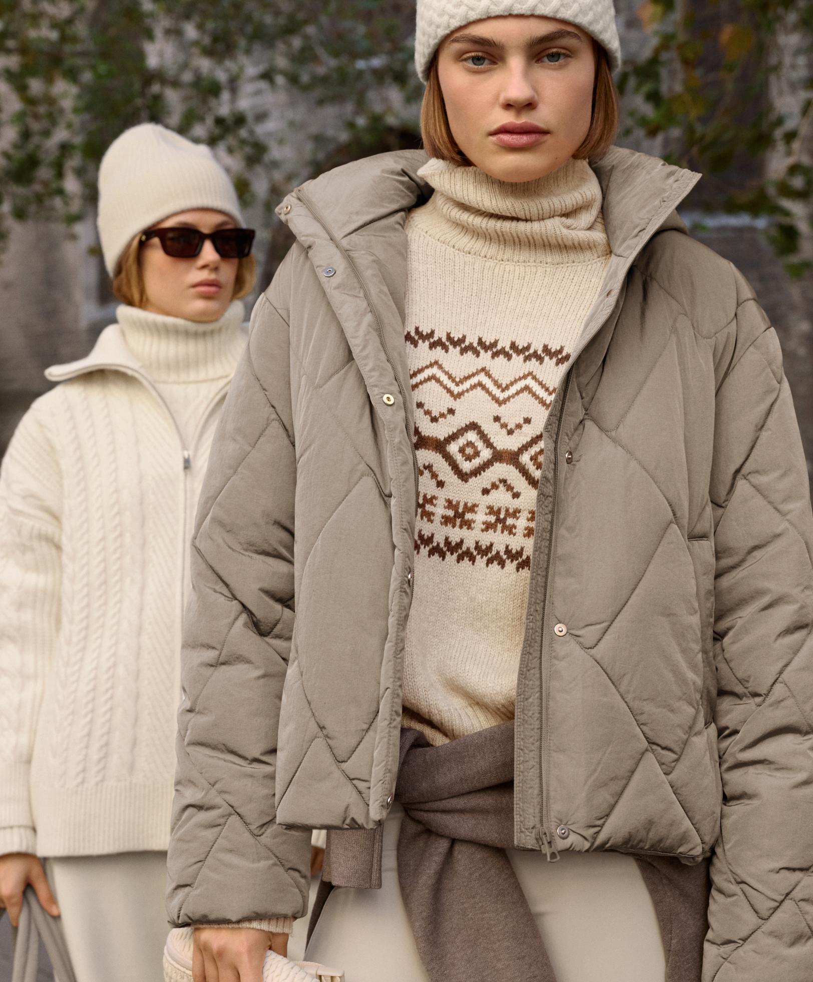 Πλεκτό πουλόβερ με ψηλό λαιμό και τύπωμα ζακάρ 10% μαλλί Πλεκτό πουλόβερ με ψηλό λαιμό και τύπωμα ζακάρ 10% μαλλί