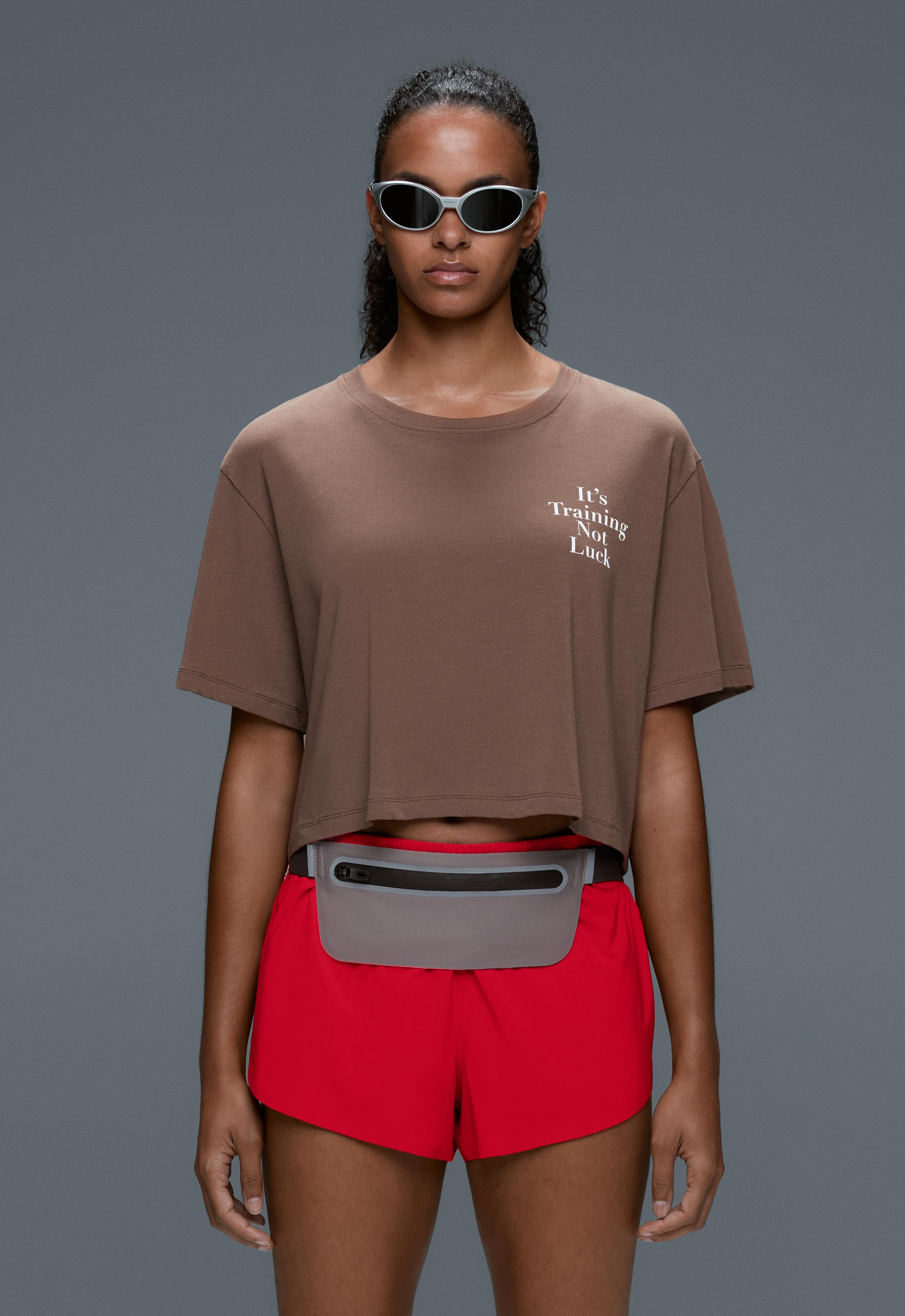 Boxy cropped cotton blend slogan T-shirt — BROWN