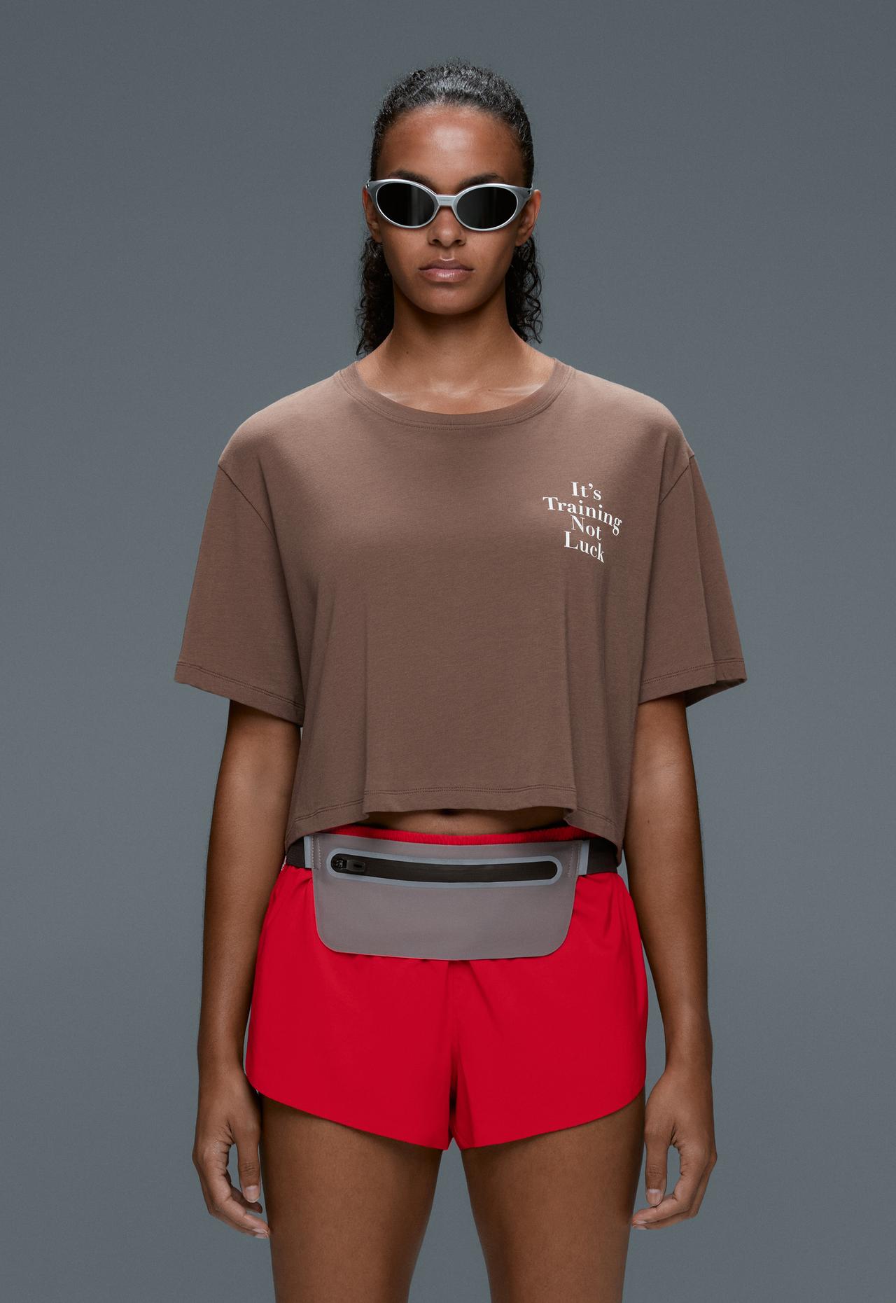 Boxy cropped cotton blend slogan T-shirt — BROWN