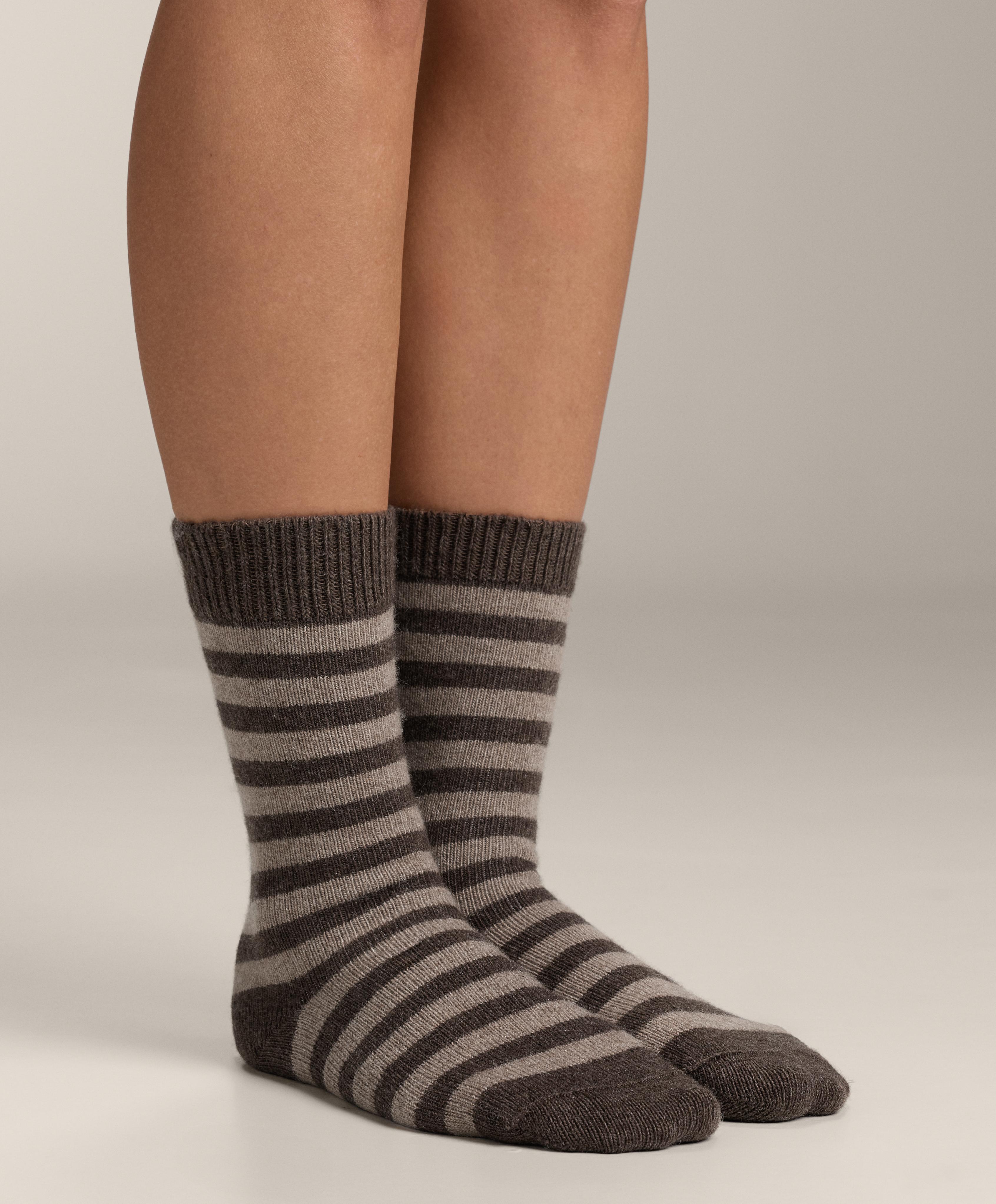 Classic socks in 19% cashmere 12% wool — DARK BROWN