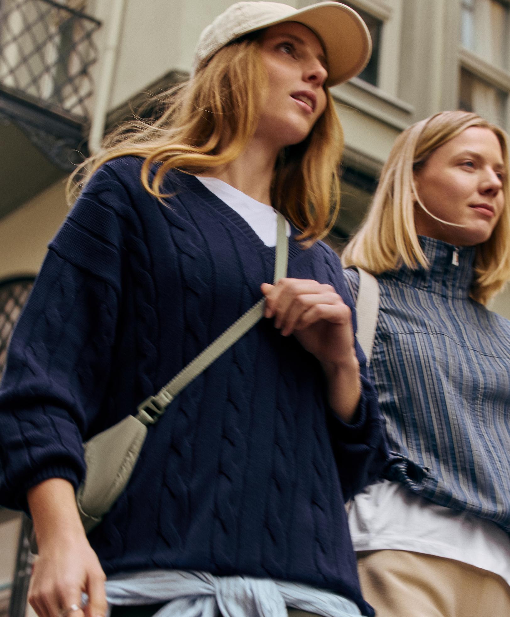 100% cotton cable knit V-neck jumper — NAVY BLUE