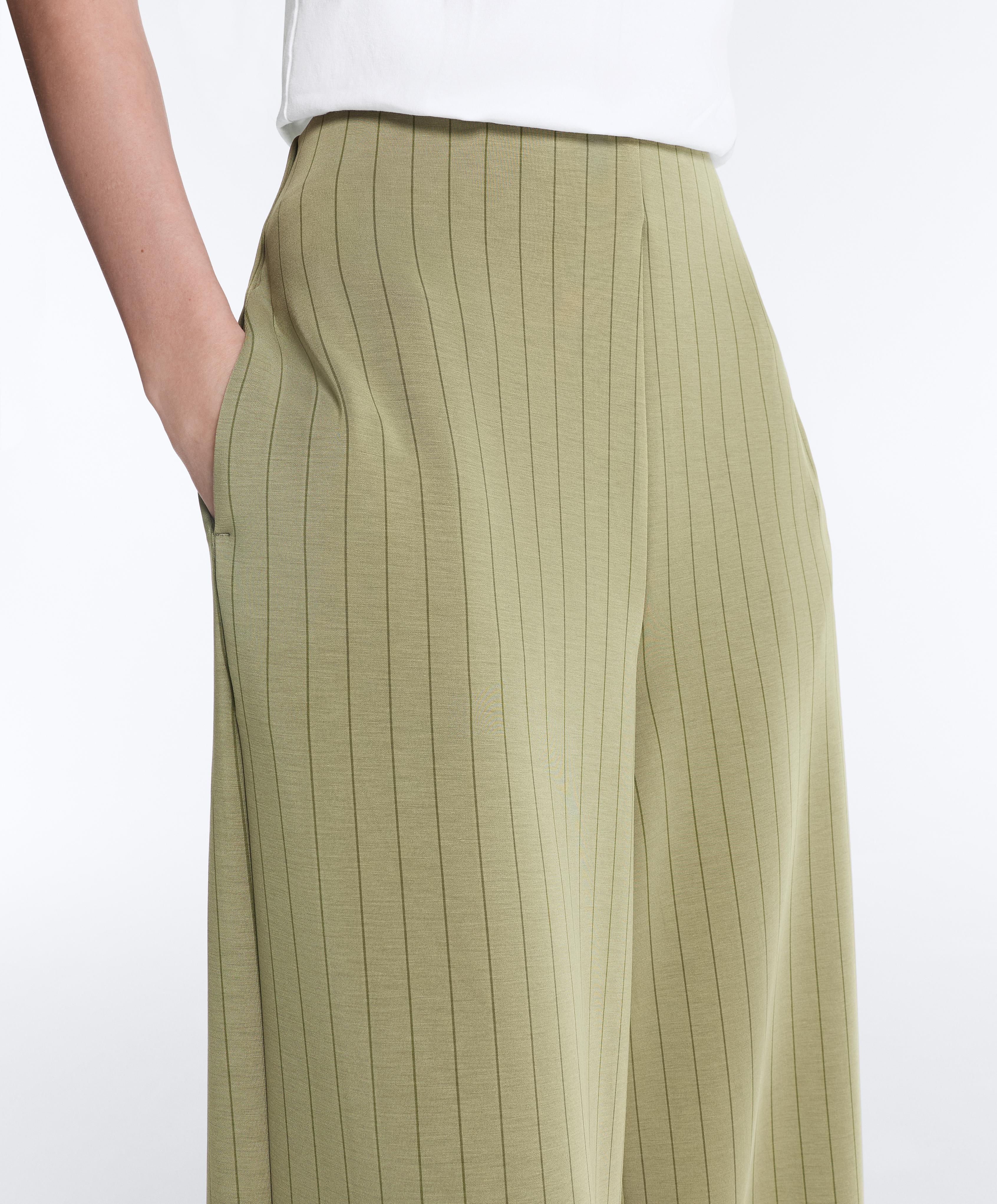 Pantalón ancho high rise con modal tacto suave raya diplomática