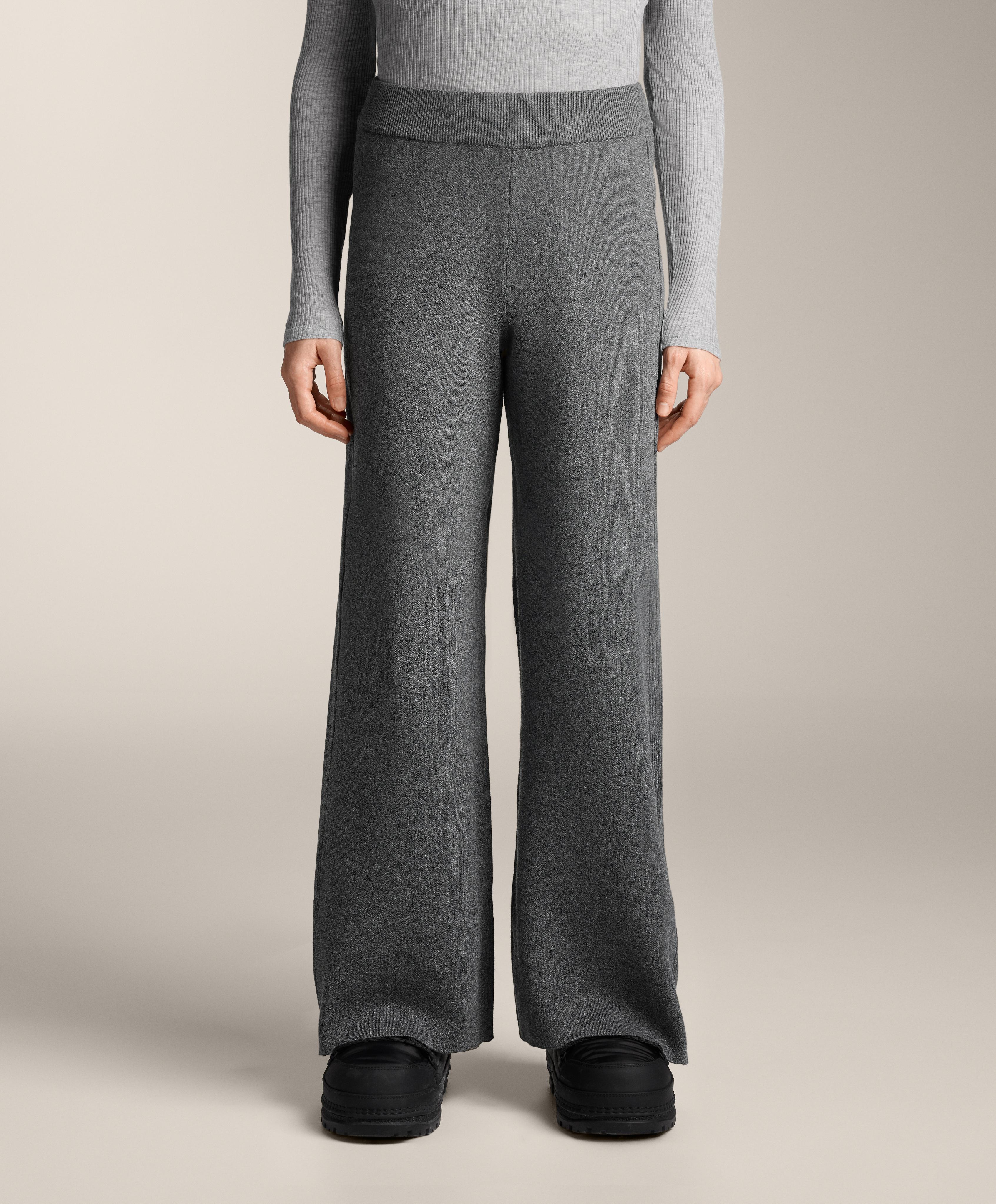 Gerade Hose mit seitlichem Rippstrick Gerade Hose mit seitlichem Rippstrick