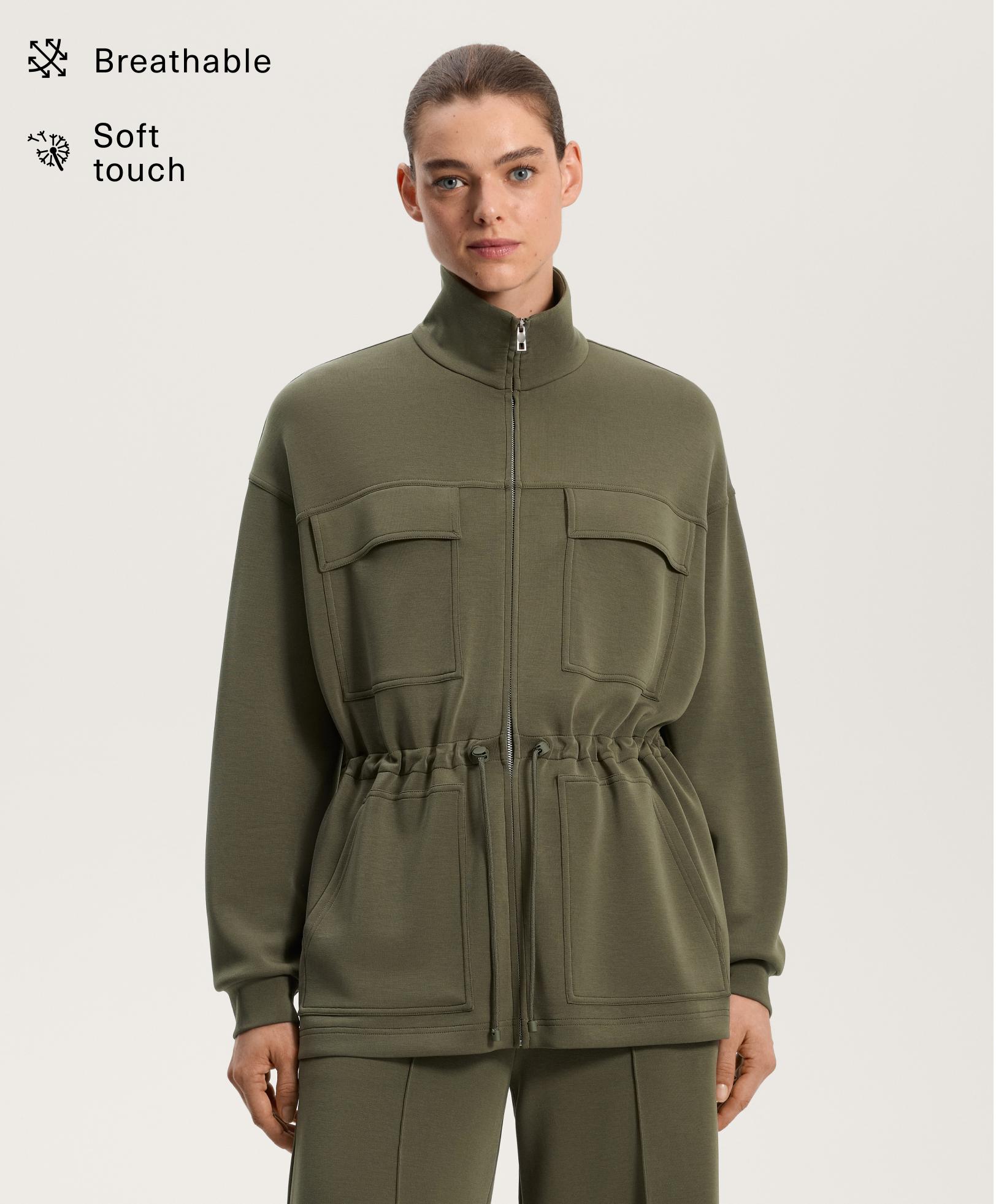 Veste longue avec poches contenant du modal
