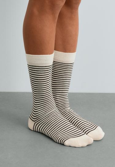 Classic sock in 58% modal and 13% cashmere, striped — ECRU 2