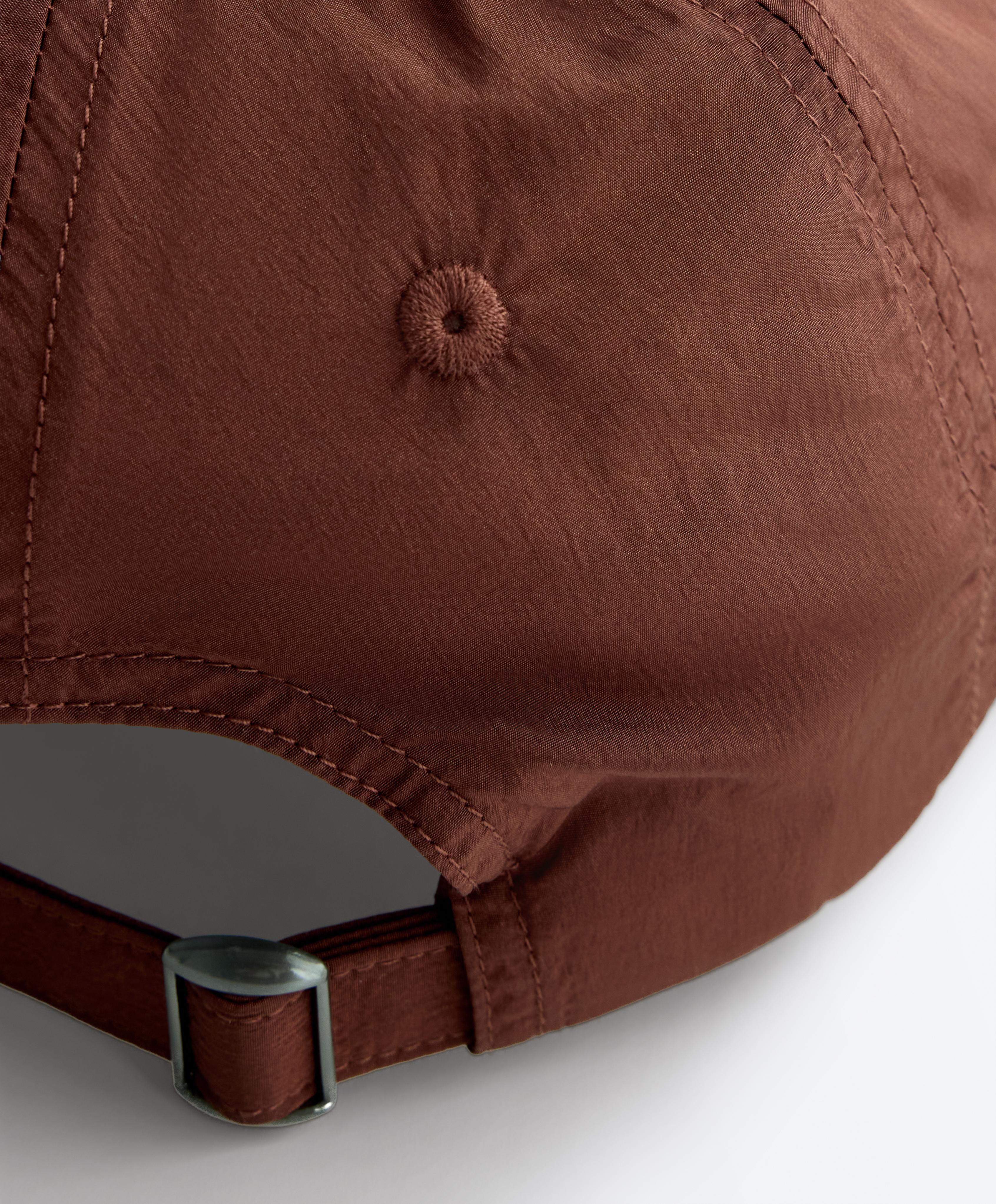 Lightweight sports cap — Clay brown