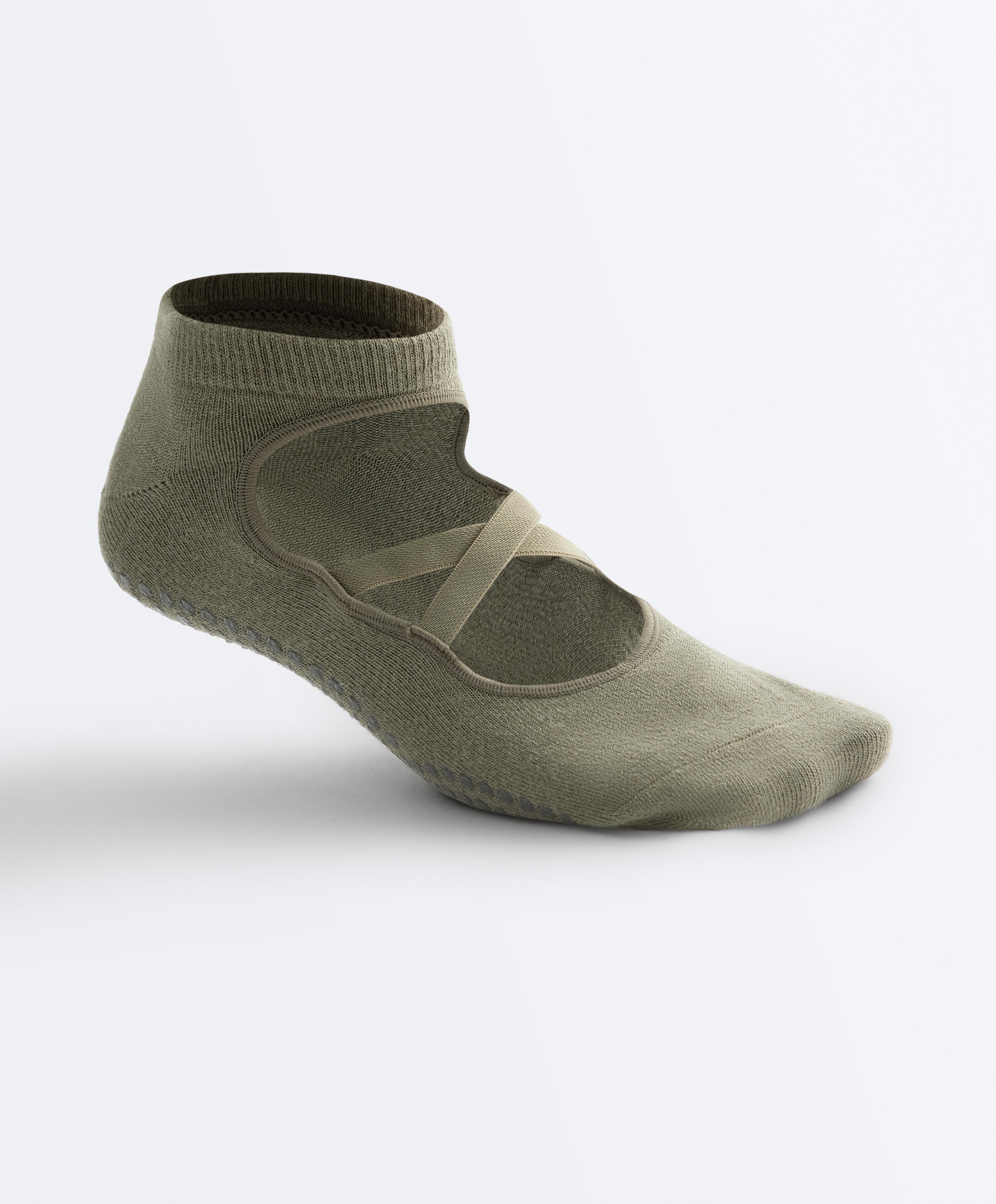 2 pairs of cotton blend sneaker yoga and Pilates socks with crossover straps — OLIVE