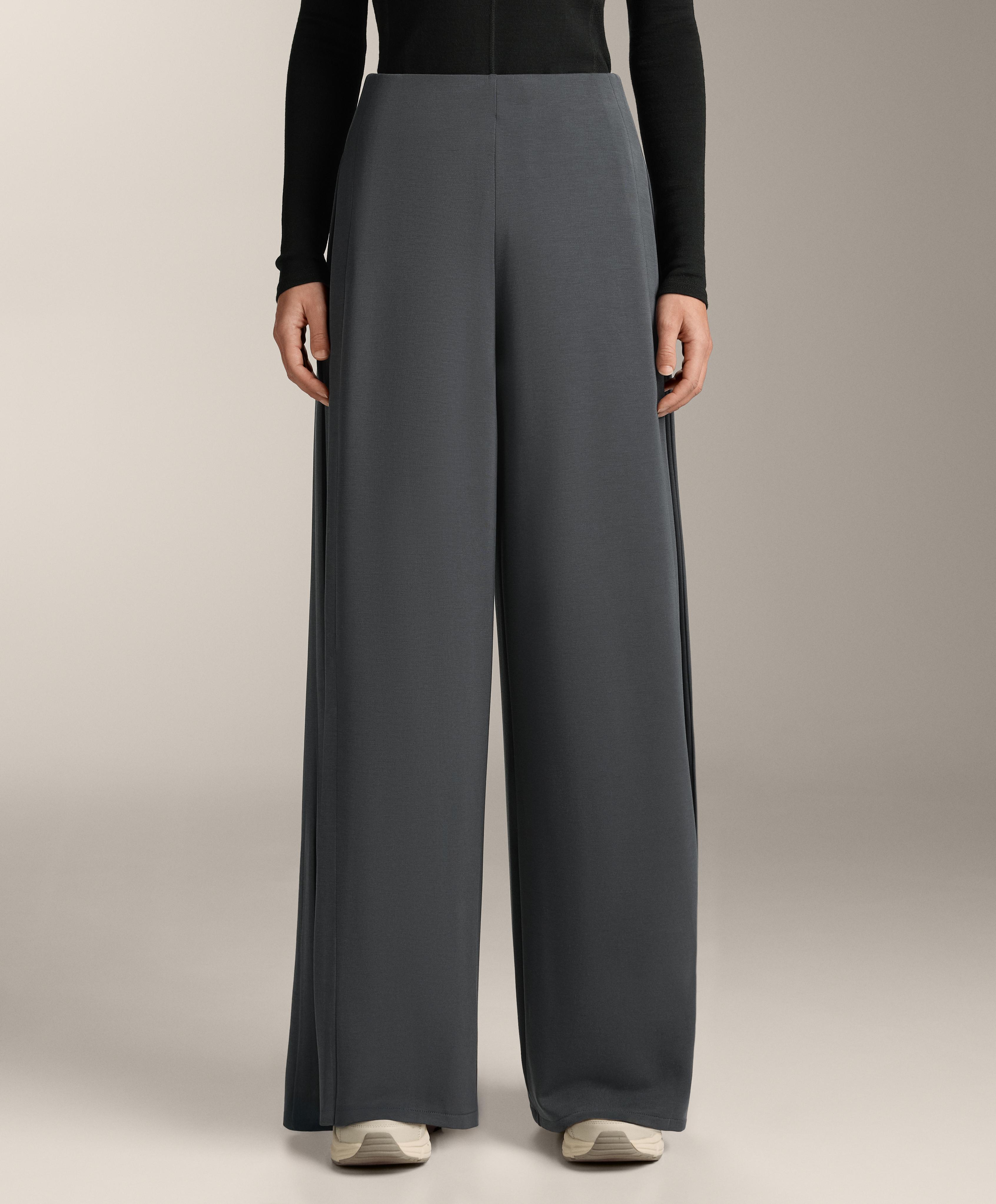 Weite Hose mit seitlicher Falte und weichem Modal Weite Hose mit seitlicher Falte und weichem Modal