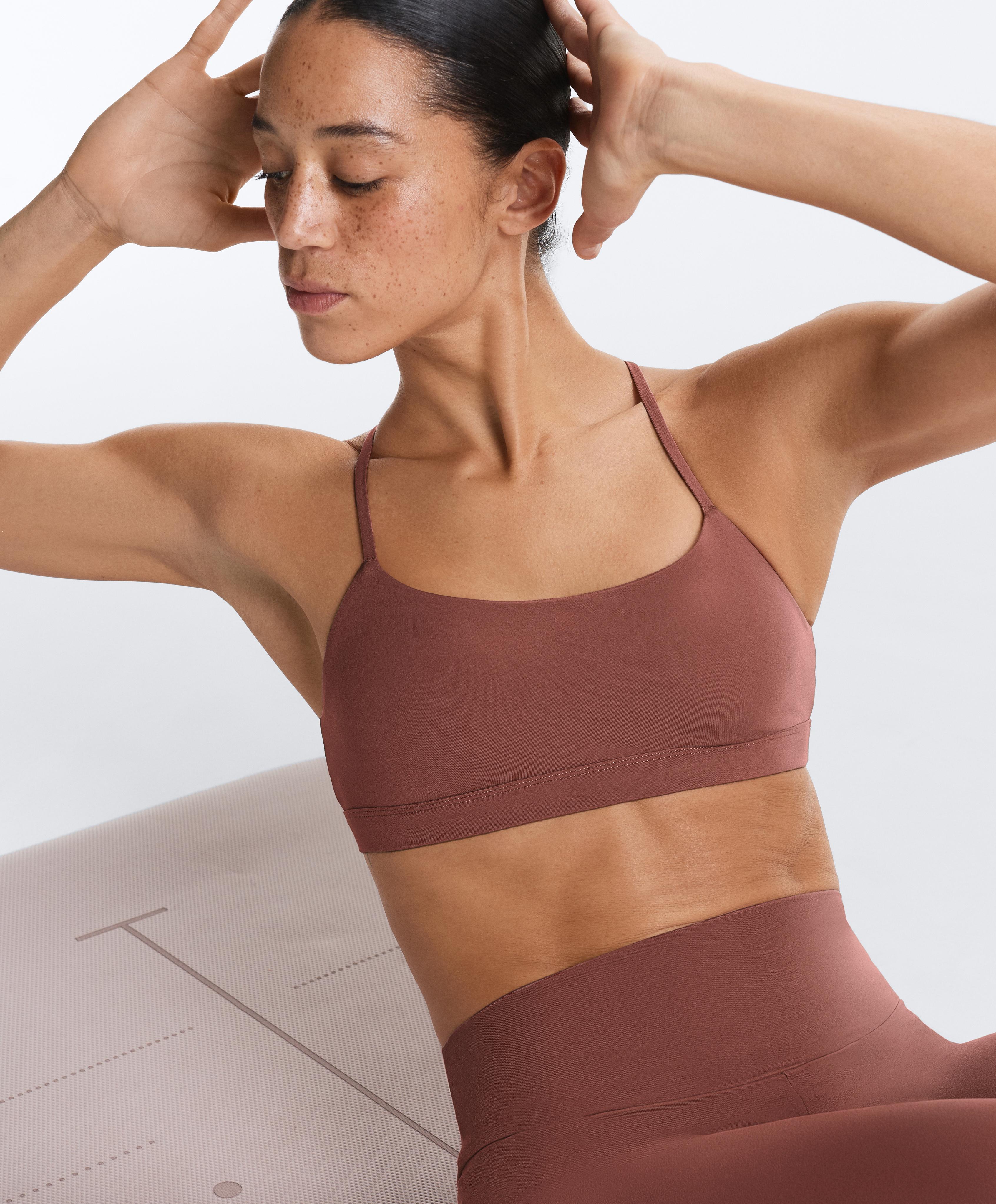 Comfortlux спортски градник со вкрстени ремени и лесна поддршка Comfortlux спортски градник со вкрстени ремени и лесна поддршка