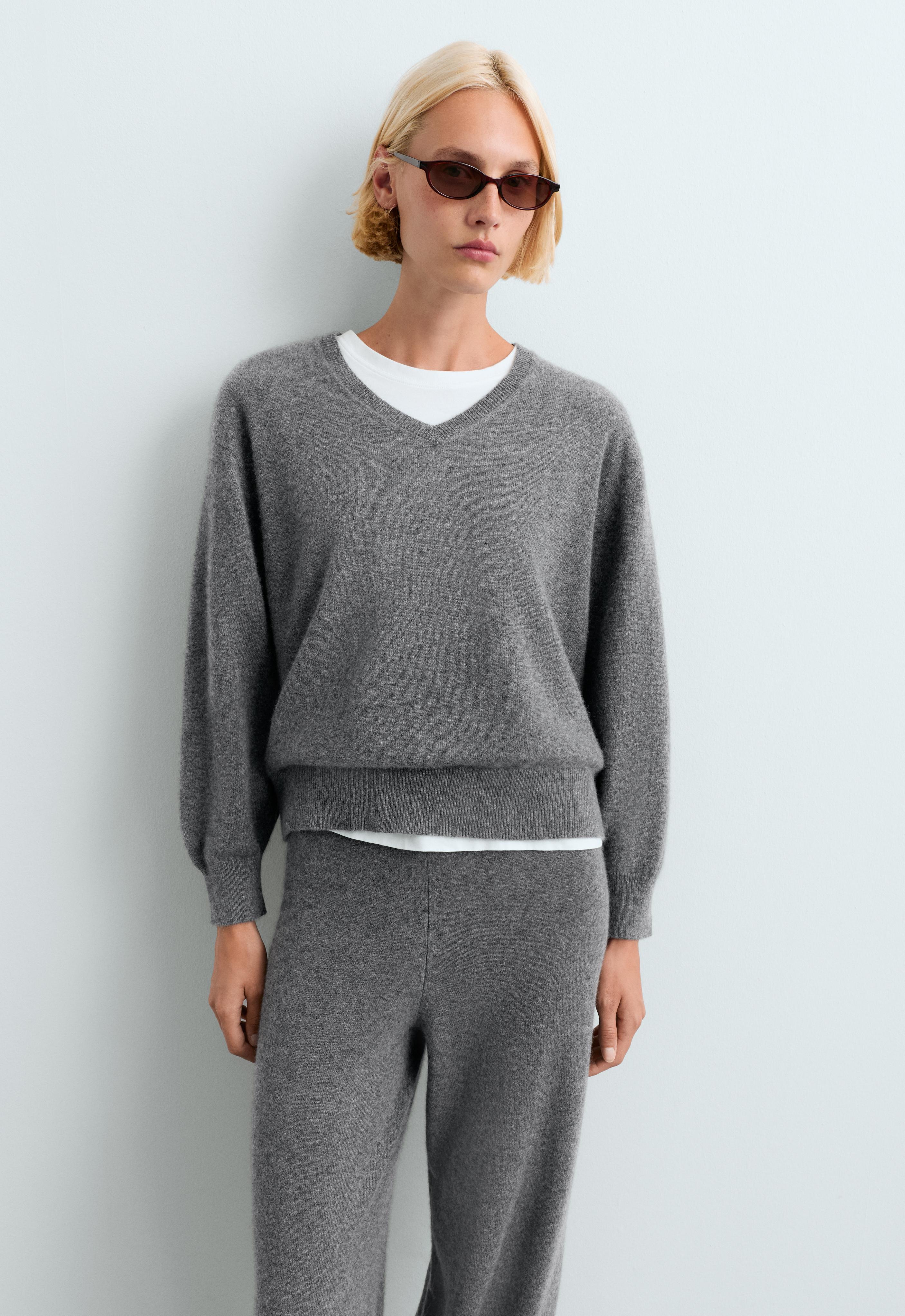 Pullover aus 100 % Kaschmir mit V-Ausschnitt Pullover aus 100 % Kaschmir mit V-Ausschnitt