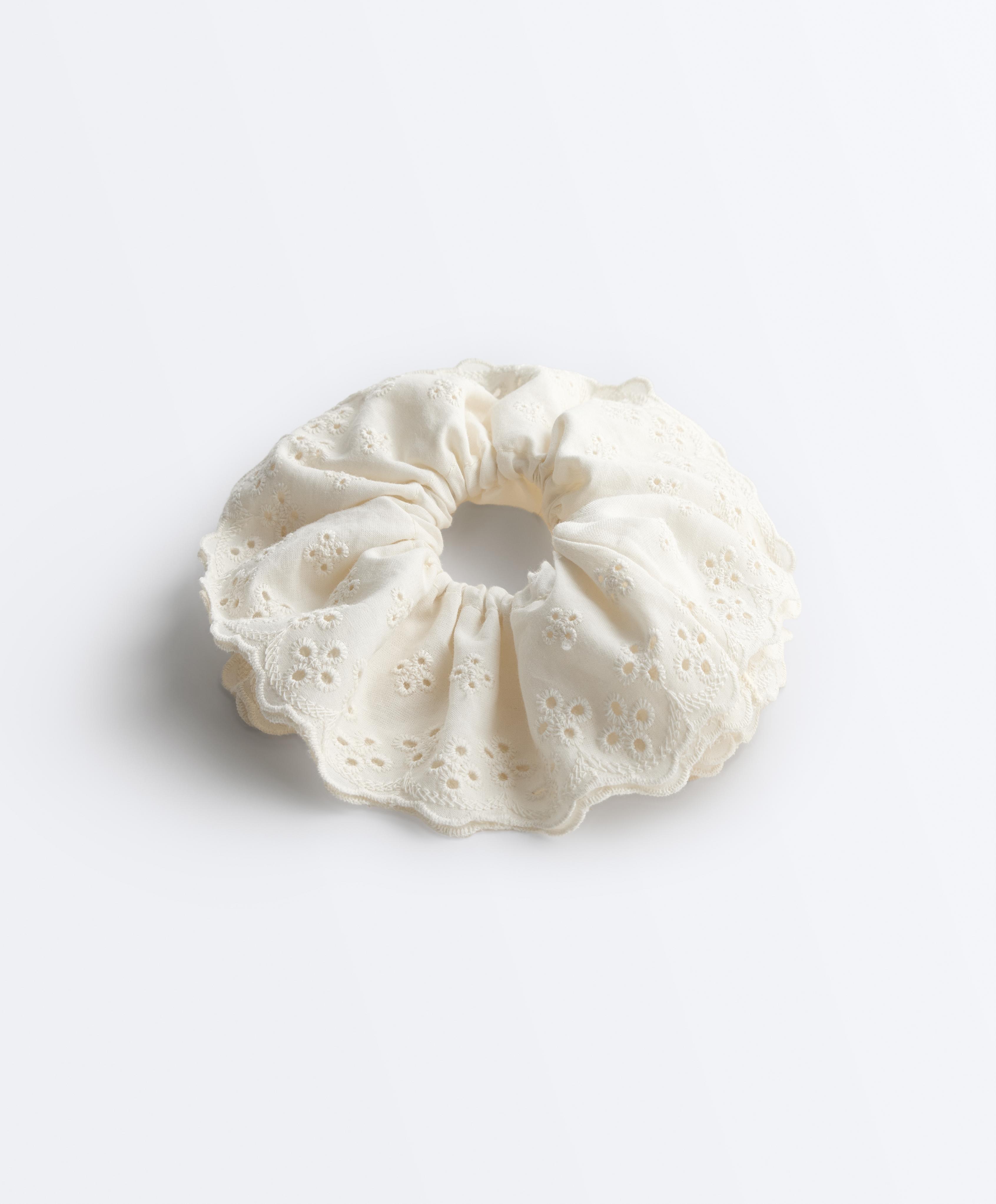 Large embroidered scrunchie — ECRU