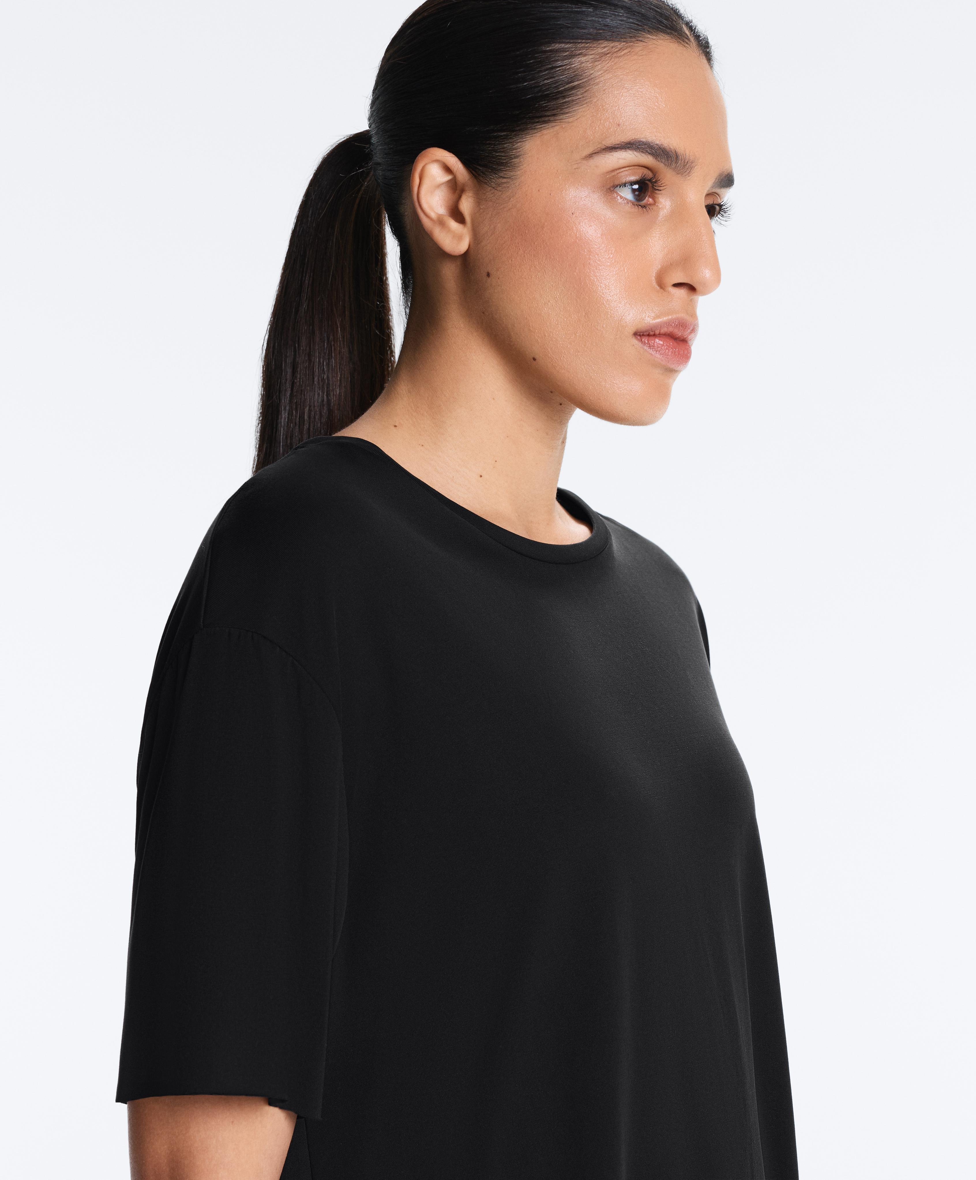 Modal blend short-sleeved T-shirt with rounded back hem