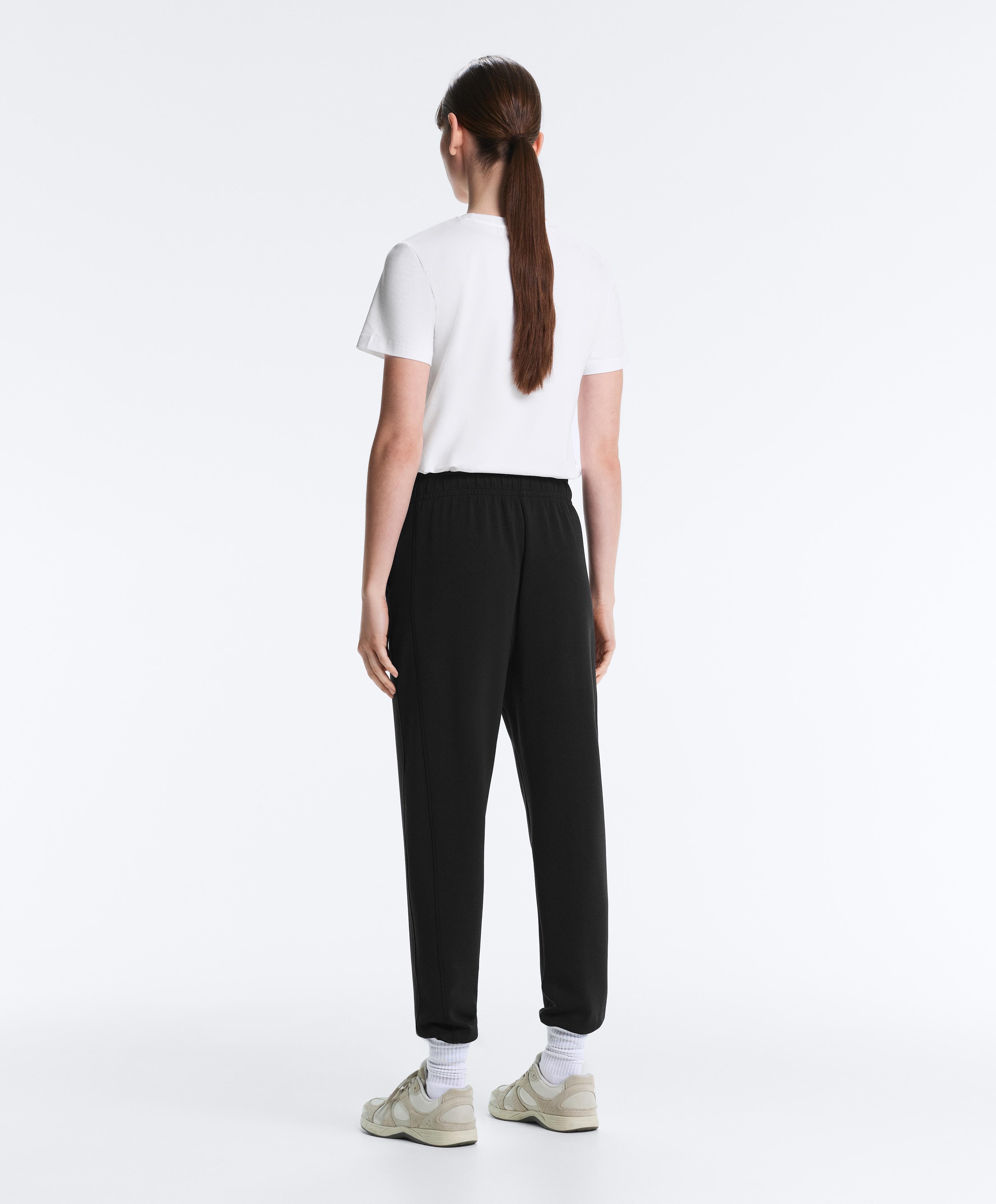 Total look jogger con modal negro