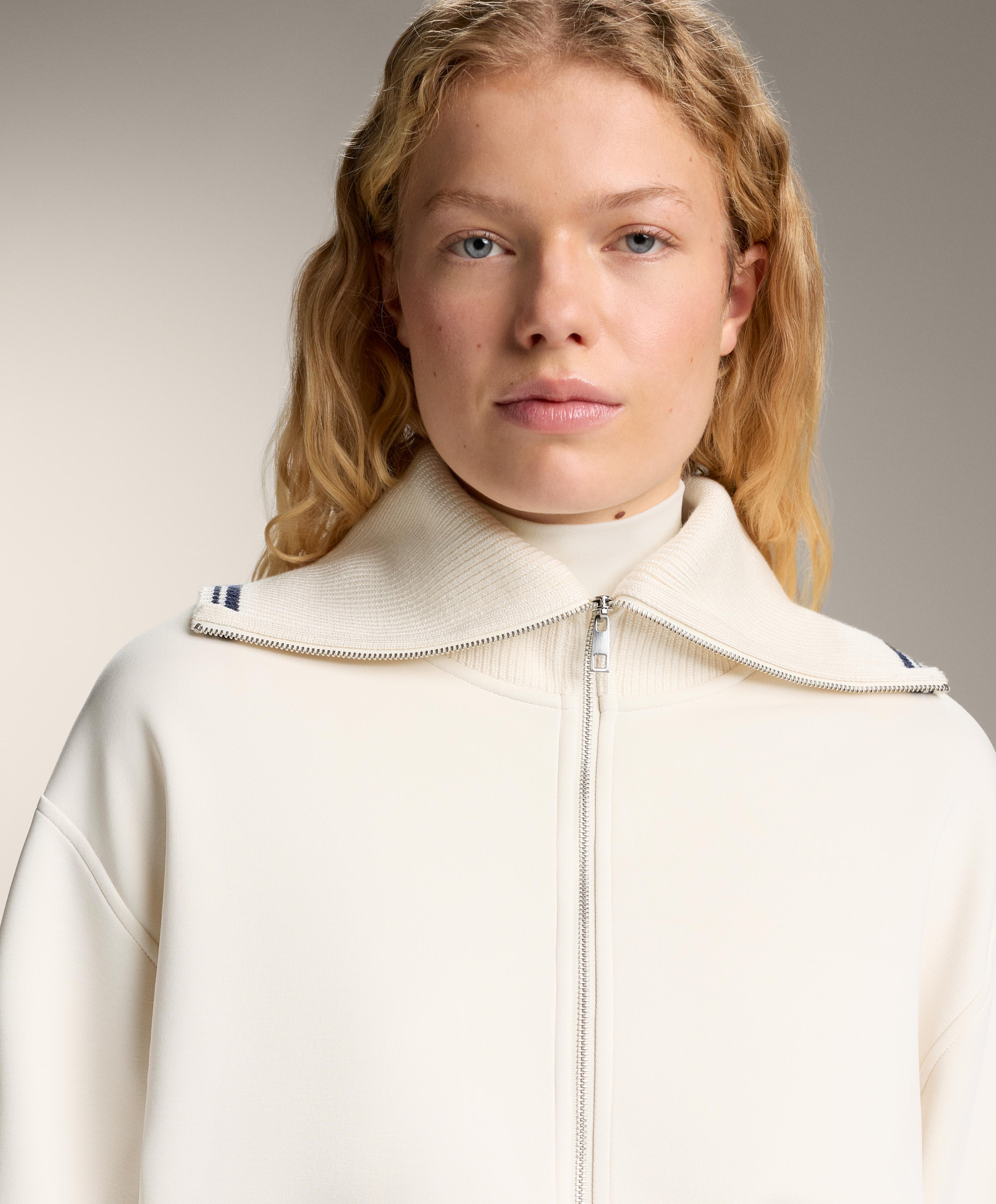 Veste avec finitions en maille et piping contenant du modal