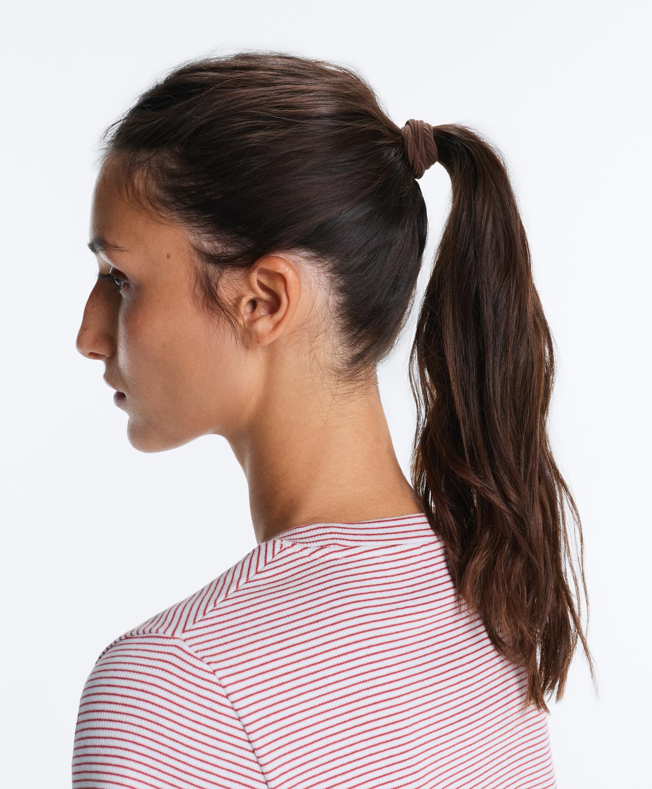 4 twist-effect scrunchies — TAN