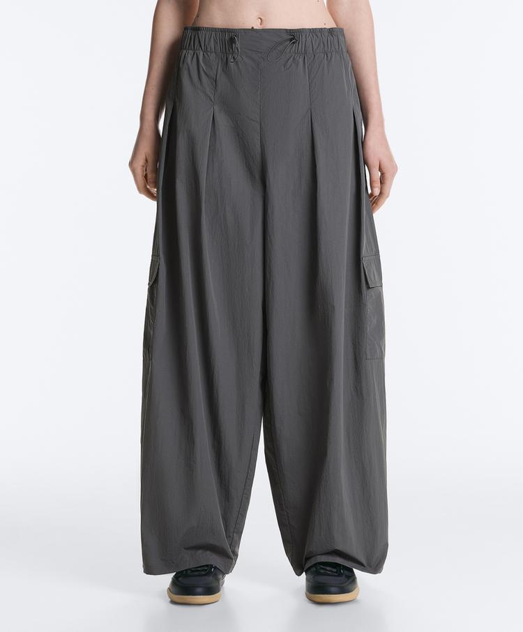Water-repellent nylon cargo trousers | OYSHO Hungary