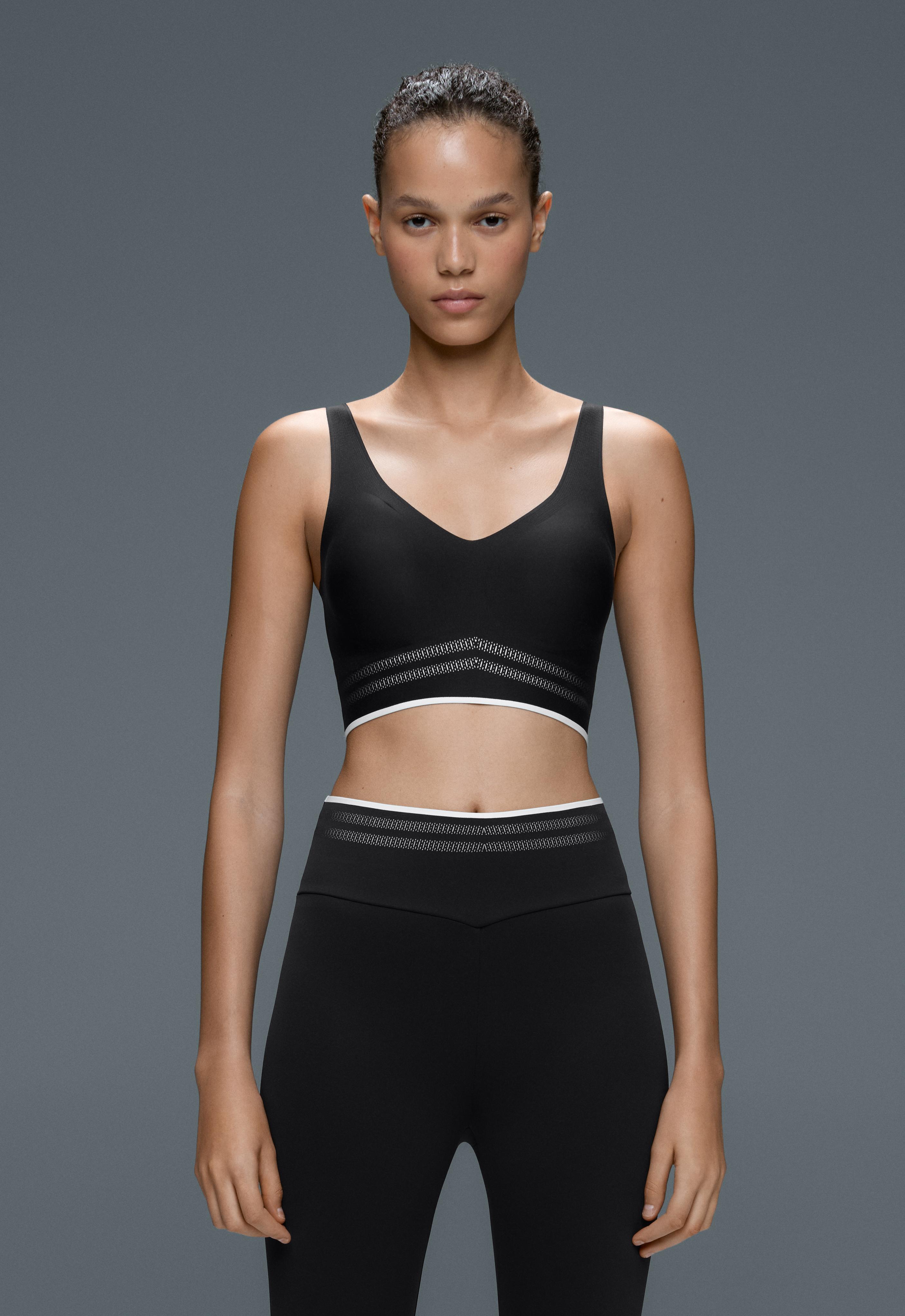 Perfect-adapt medium-support sports bra with piping
