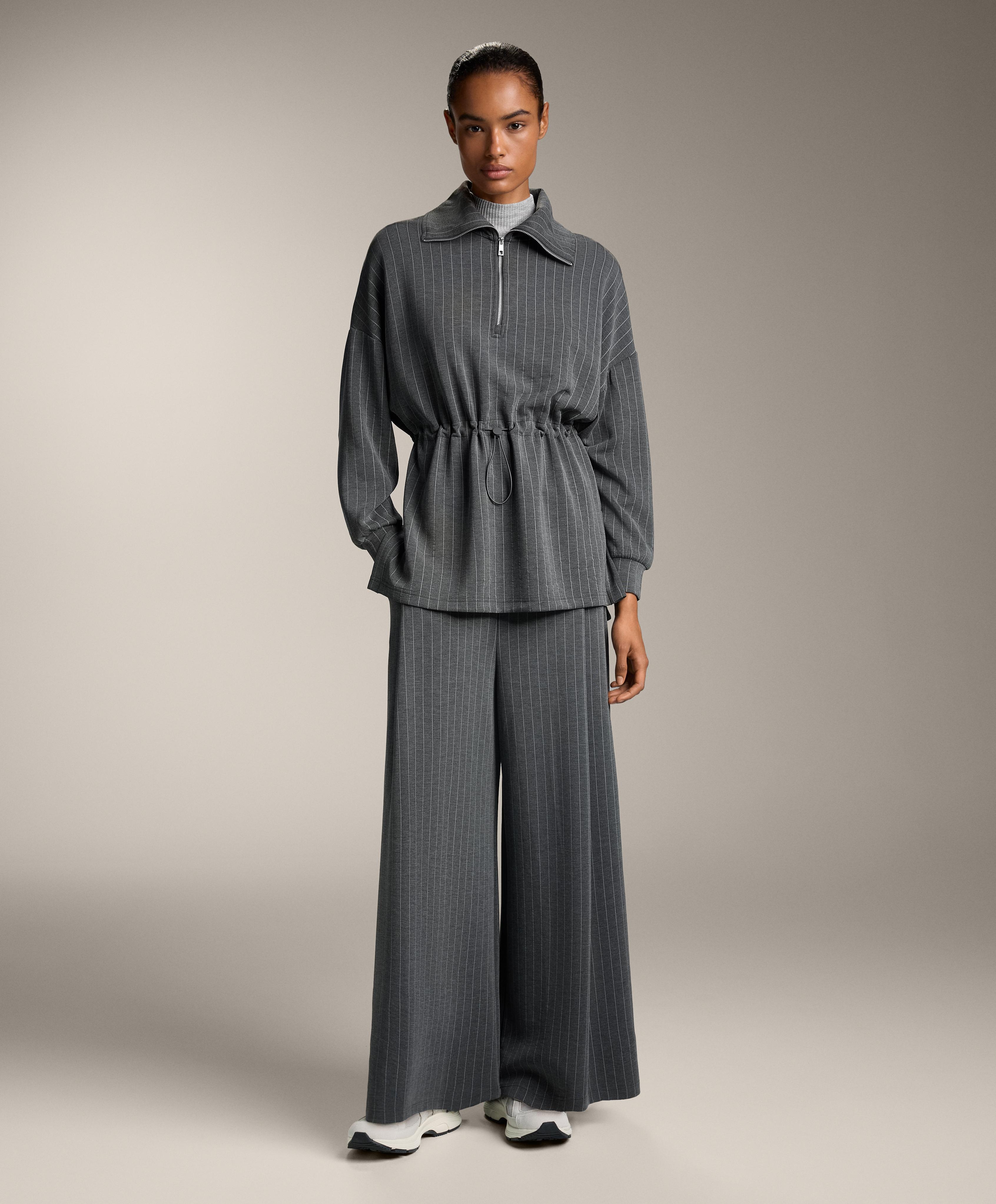 Total look ancho rayas con modal gris