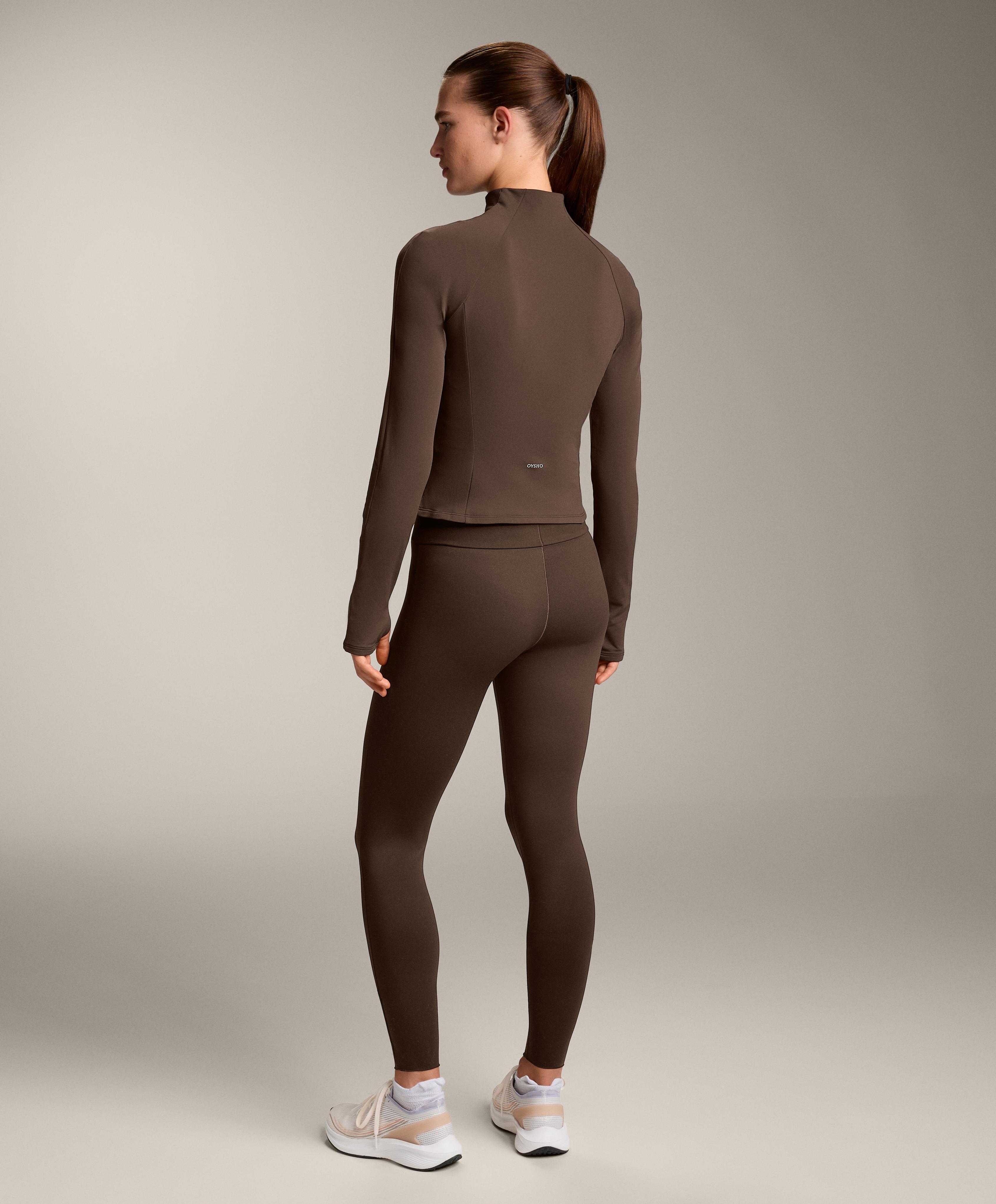 Dark reddish brown light warm Running total look with perfect adapt