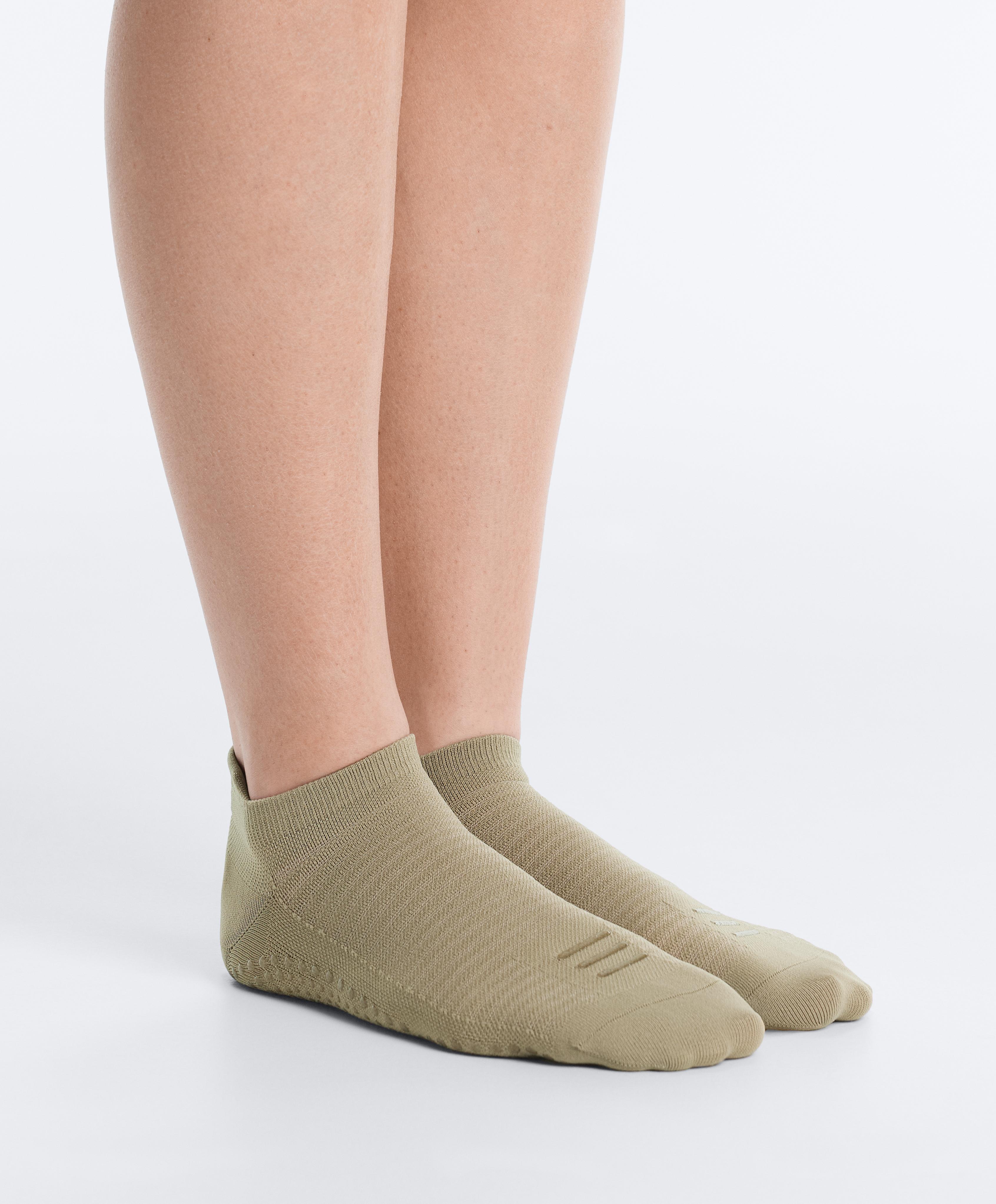 2 pairs of polyamide blend yoga and Pilates sneaker socks — GREEN BEIGE