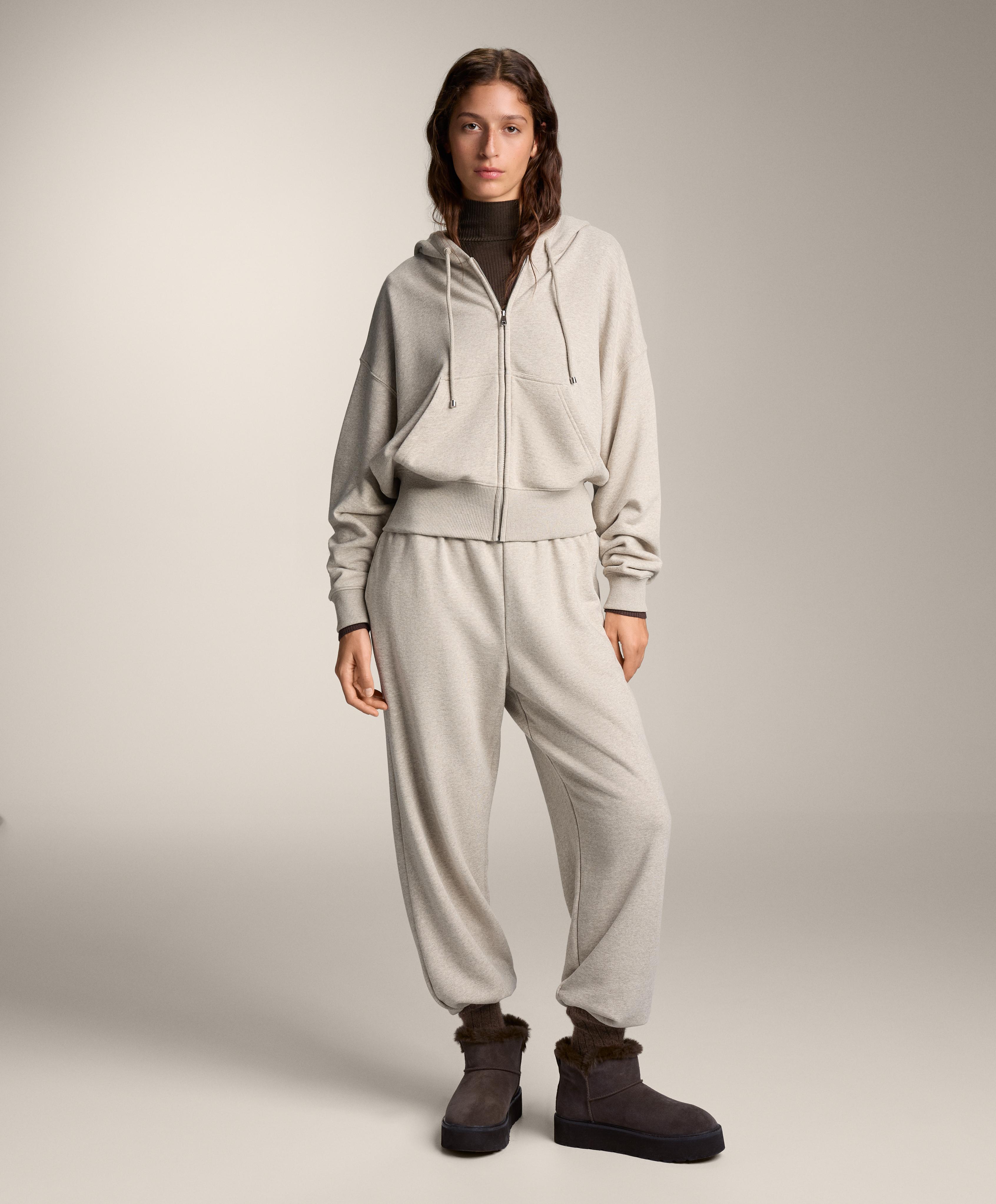 Total look jogger hlače s pamukom bež boje