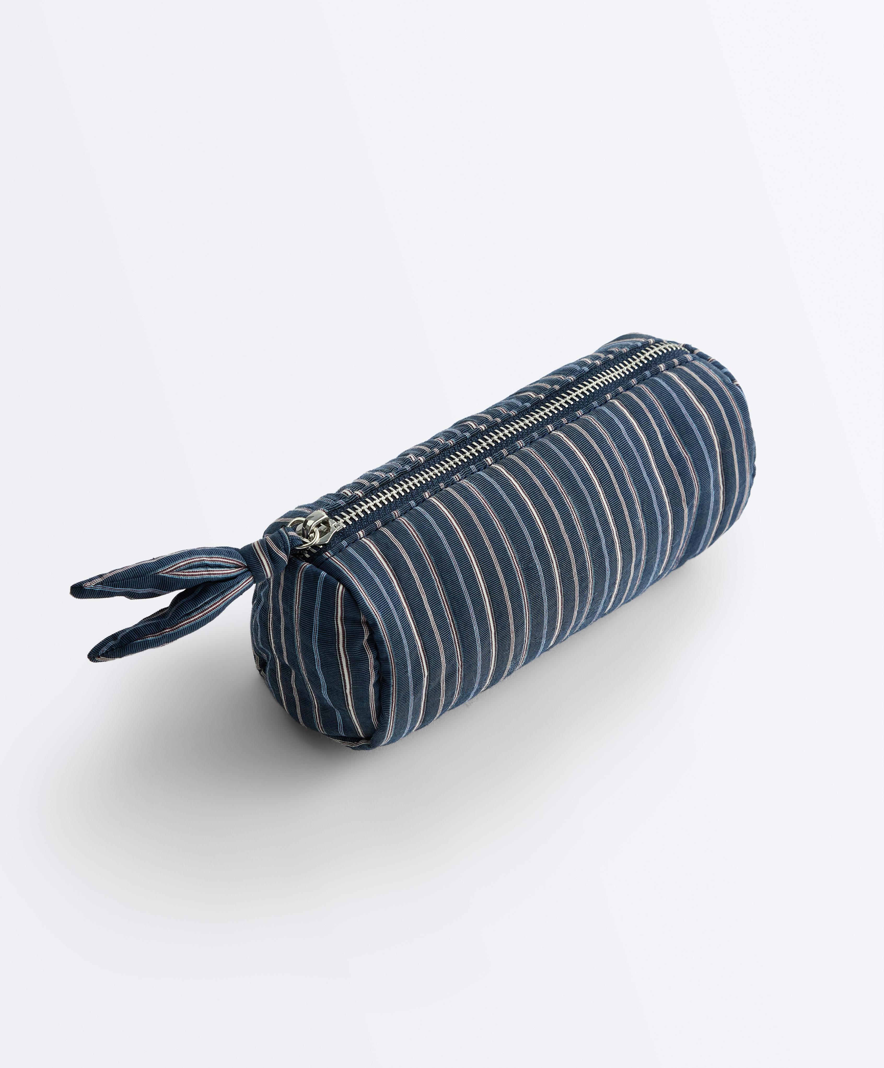 Sõlmega triibuline tualett-tarvete kott Sõlmega triibuline tualett-tarvete kott